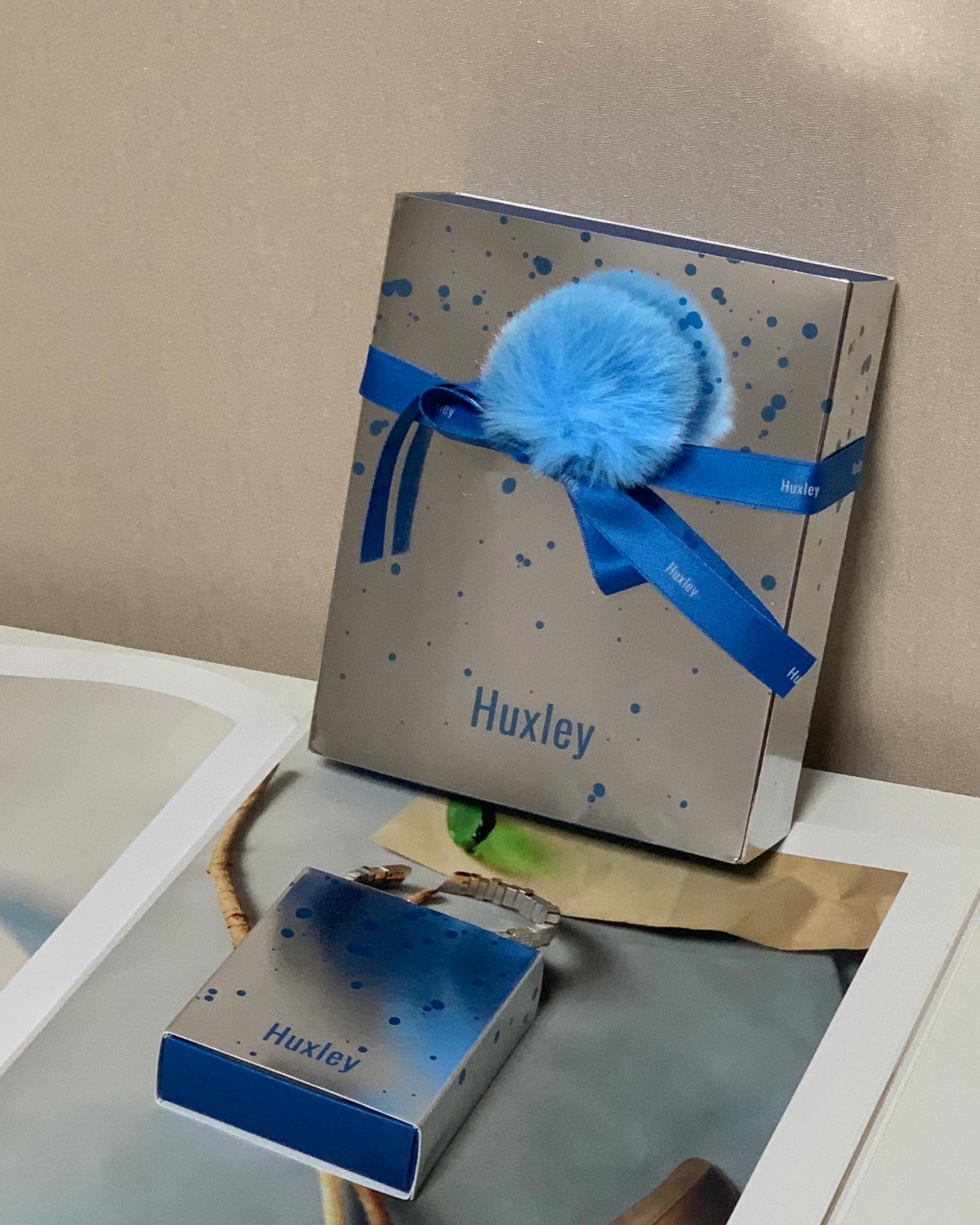 #광고 huxley_korea 
헉슬리 23년 홀리데이 컬렉션이 출시 됐어요 !
헉슬리만의 모로칸 가드너 향으로 싱그러운 생화향 가득 🌷
핸드워시, 핸드크림, 왁스타블렛 구성으로 크리스마스 선물로 딱 좋겠더라구요 • • 🖤
12월 25일까지 카카오톡 선물하기에서 단독으로 만나볼 수 있어요 🫶