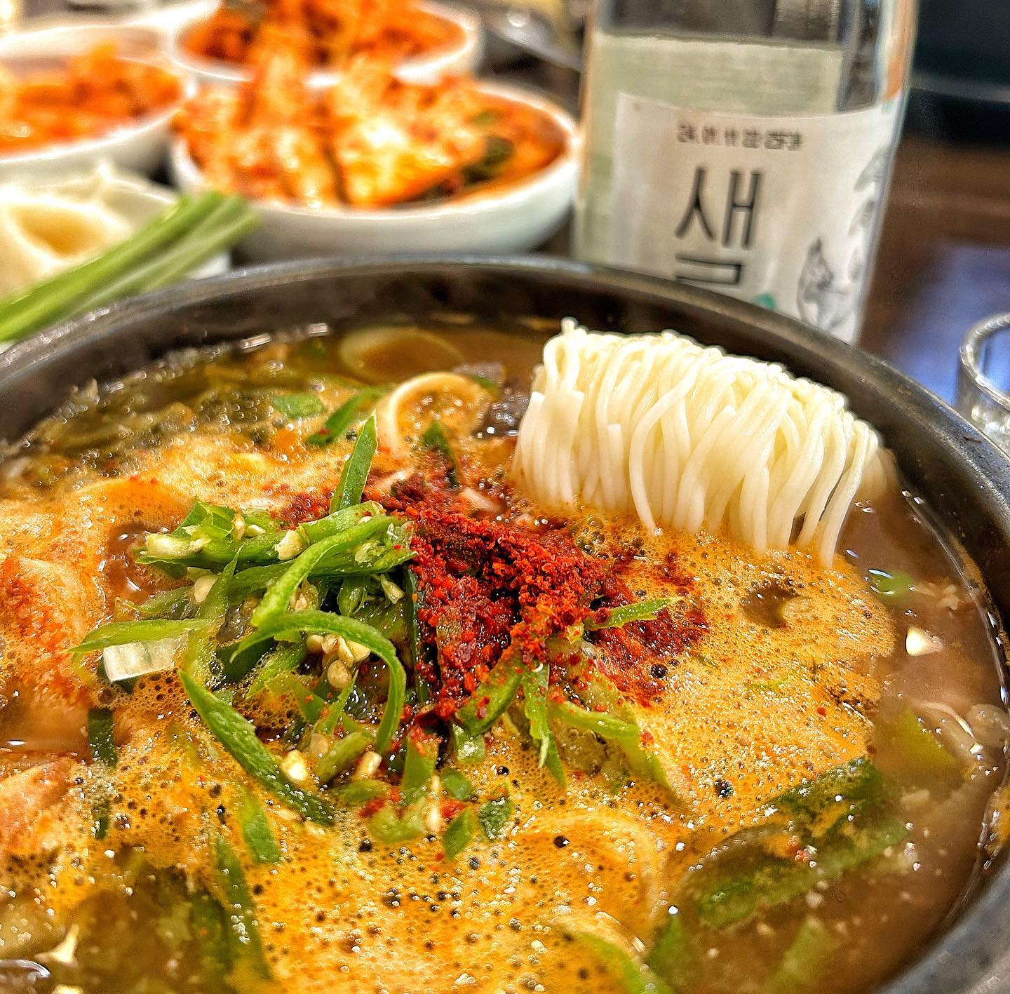 #솔밭삼겹살 #동천역맛집

해장하러 자주 오는 맛집 솔밭!!
해장하러 왔다가 소주 시켜버리는 집

#선지해장국 11,000
#설렁탕 11,000

점심 겸 해장술 가봅니다🥰
뜨끈한 뚝배기 나오면 소면 사악 말아서
소주 한 잔에 국물 떠 먹으면 아주 나이쓰

밑반찬으로 나오는 김치랑 깍두기가 기가 맥힘
직접 구워주시는 삼겹살도 기가 맥힘

#해장국 #솔밭해장국 #해장 #소주 #안주 #맛집 #동천역 #수지구동천동맛집