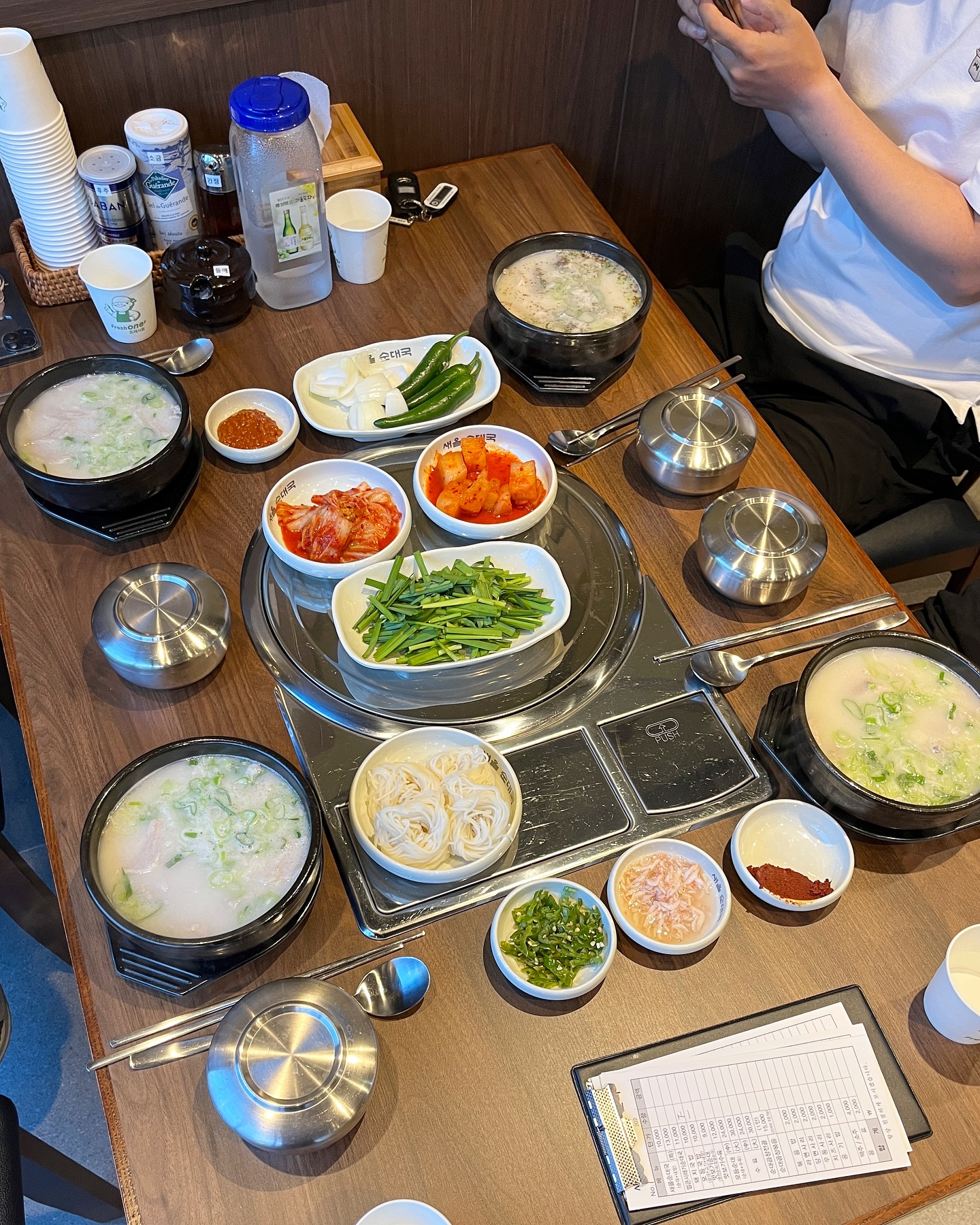 #협찬

국물이 찐하고 맛나서 반해버린 새올순대국
너무 맛있어서 강추 하고 싶은 곳이예요.

뚝배기에 국밥을 듬뿍 담아 주시는데
돼지국밥에 살코기 가득한 건더기 보이시나요?

순대, 고기, 내장이 있는 모듬국밥에도
건더기 반, 국물 반

국물의 중독성 때문에 자꾸만 손이 가고
건더기가 푸짐해서 든든한 새올순대국

우리 가족 모두 만족하고 온 식사
국밥 생각날땐 새올순대국으로 오세요~

👉 새올순대국 
📍부산 동래구 온천동 707-5 2층
☎️ 0507-1467-1488
⏰ 11:00 ~ 22:00
(브레이크 타임 15:30 ~ 16:30)

#동래맛집 #미남맛집 #순대국맛집 #부산돼지국밥 #새올순대국