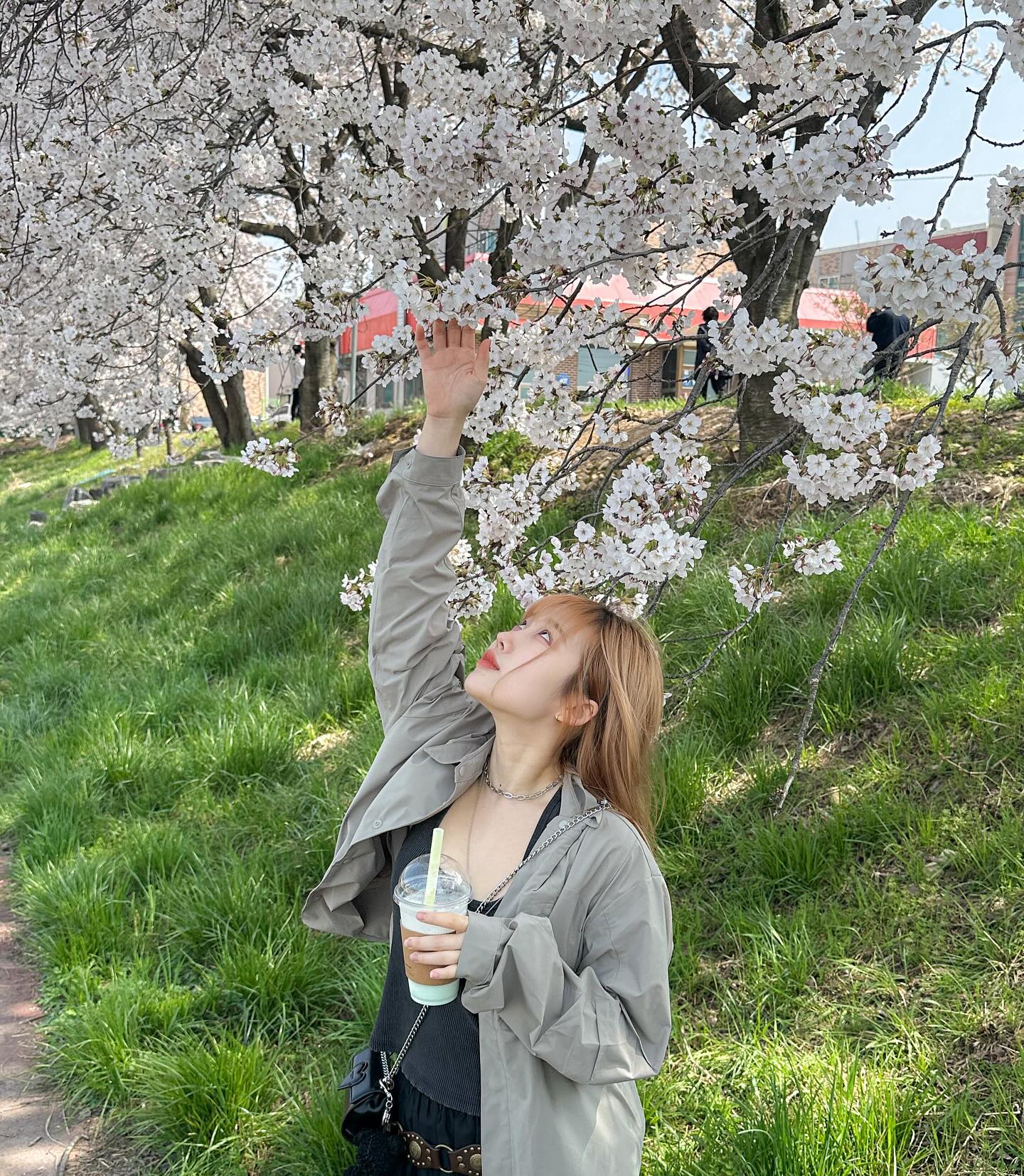 #협찬 #셔츠 #셔츠코디 
색감도 재질도 모든게 완벽한 셔츠💚

어우 사람에 치일뻔