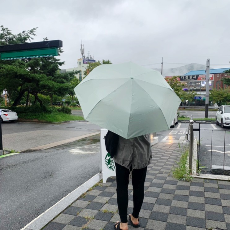크로커다일 3단자동우산 접이식이라 편해요.