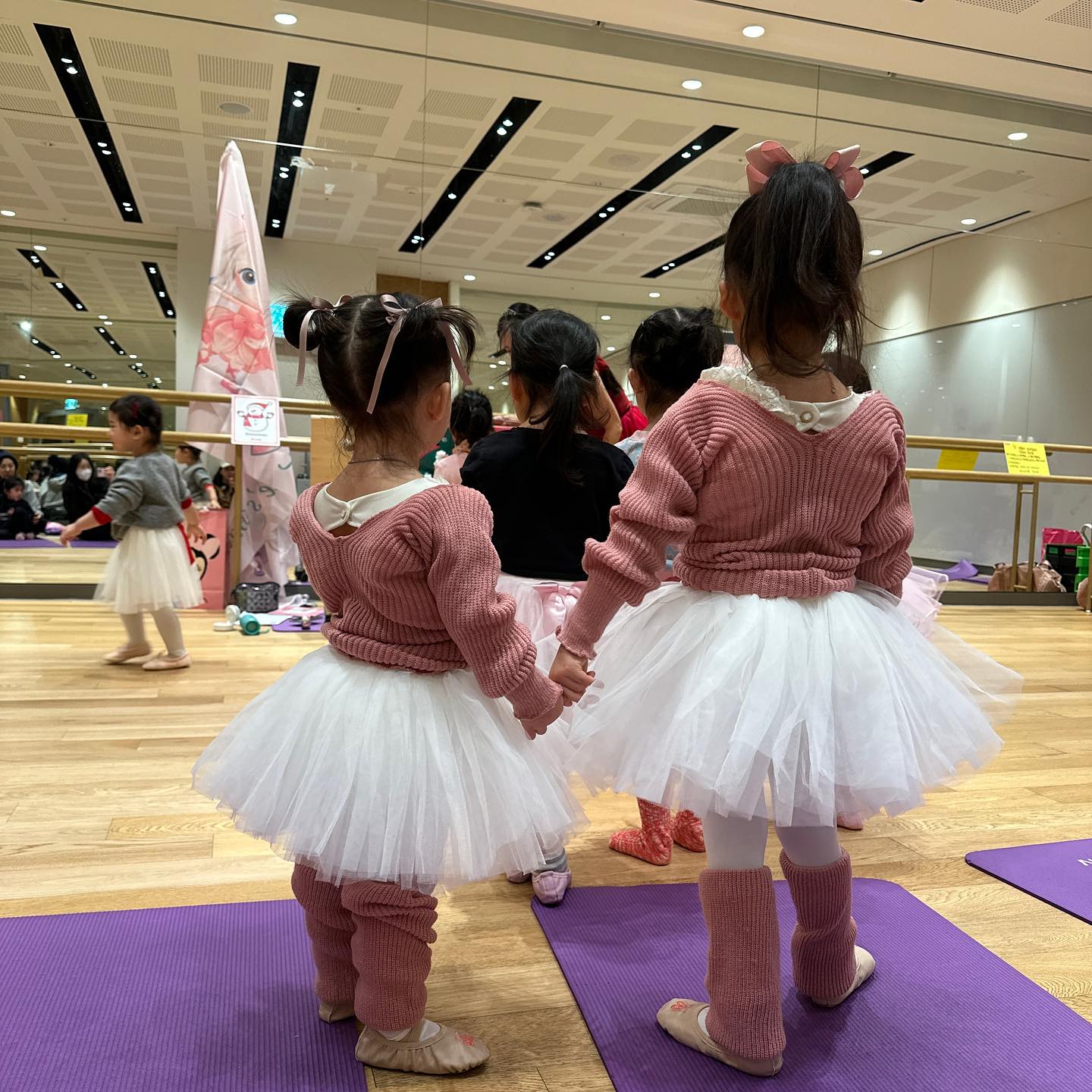 쟈니 D + 1547 👧🏻 즈니 D + 916 👧🏻
⠀
⠀
발레리나들 🧚‍♀️
⠀
⠀
#유아발레