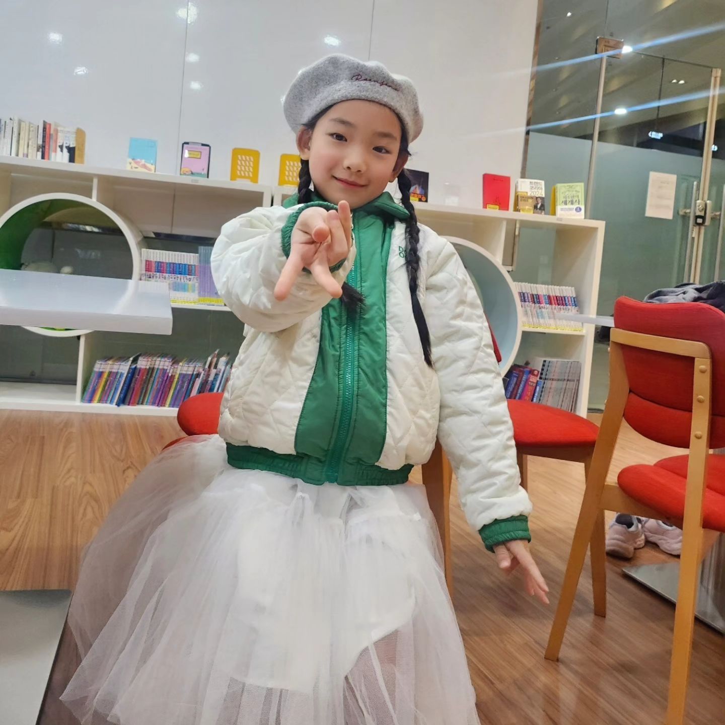 #협찬

너무 이쁘고 고급스럽고 특이한 색감의 자켓 💚
점점다가오는 봄에 딱인거 같아요 !! 
봄도 추운거 아시죠 ? 
#라메종드도도 리버시블 아우터는
보온성도 아주 굿이더라구요!
3월 신학기에 교복 될거 같은 느낌💚

그리고....놀라지 마세요 !! 
이자켓은 양면이랍니다 !! 
양면이 둘다 어찌나 이쁜지 !! 
리버시블 아우터 너무 이뻐요 💚 
설이는 둘다 이쁘다는데 요즘 그린에 꽂혀서 
그린이 더 좋다네요 !! ㅎㅎ 
엄마의 픽은 흰색의바탕에 그린 포인트 💚

라메종드도도 제품은 백화점 입점 편집샵 오프라인매장
oh_mr_rabbit '오미스터래빗'에서 구매 가능합니다! 

라메종드도도 공홈 회원가입시 바로 쓸수 있는
적립금 10000원 지급 한대요 !!
그리고 완전 희소식 !!! 
이번주 화요일 내일부터 라메종도도 23봄신상 
오한대요 !! 이제품은 오픈일부터 일주일간 30% 
세일 한대요 !! 완전 혜자스럽다 💚
모두 득템하시길 바래요 💚💚 

👧122cm,21kg 설이는 130사이즈 잘 맞았어요💚

#봄신상#24년봄신상#신상아동복#라메종드도도
#백화점편집샵#아동복편집샵#아동복브랜드
#협찬후기#아동복모델#키즈모델#촬영후기