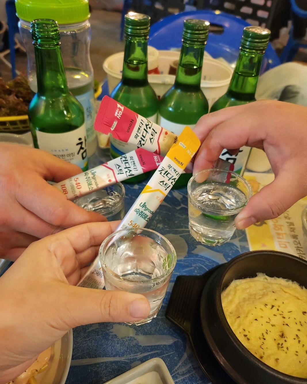 #협찬 컨디션 스틱

연말이 다가오면서 
술자리약속 많아지시져??

저는 주위에 술고래🐳들이 많아서
숙취해소제 없으면 
다음날이 무서워서 
가까운 편의점에라도 가서 
챙겨먹고 가는 편입니다😎

숙취해소제 NO.1브랜드인
'컨디션'에서 젤리형 
숙취해소제 신제품이 나왔더라구요

기존 제품인 그린애플, 컨디션맛과 함께
새로 나온 맛인 망고🥭맛과 자두맛

젤리형이라서 물없이 
간편하고 맛나게 먹을 수 있어요

컨디션 스틱에서 L-아르기닌과
비타민B군을 추가해 
업그레이드 돼서 숙취해소에 
더욱 도움이 되는 제품이에요

요즘 술약속 나갈때마다 
하나씩 센스있게 선물로도 주고,
저도 챙겨 먹고 있어요 헿😜

condition_official
.
.
.
#컨디션스틱 #컨디션스틱망고맛 #컨디션스틱자두맛 #컨디션젤리 #컨디션 #확깬다컨디션 #젤로판타스틱한상태 #확깨는상태 #숙취해소제 #숙취해소 #술스타그램 #맛스타그램