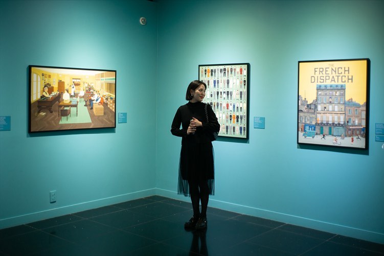 #협찬 
<맥스 달튼, 영화의 순간들 63 >展 

대학생 때 웨스 앤더슨 영화에 꽂혀 그의 필모 영화를 다 보고 아트북까지 구매했었다(생각해 보니 내 1차 논문 주제 감독이셨..) 
그의 대표적인 아트북인 <웨스 앤더슨 컬렉션:그랜드 부다페스트 호텔>의 일러스트레이션을 작업한 작가인 맥스 달튼의 전시를 초대받다니!

특유의 빈티지한 색감 능력, 공간감, 유머러스한 디테일을 담아낸 작품들을 통해 그만의 독창적인 세계로 재탄생한 영화의 순간을 경험할 수 있었다. 

<영화의 순간들>
<웨스 앤더슨 컬렉션>
<맥스의 순간들> 
총 3가지 섹션으로 나뉘어져 있음!

특히, 이번 마이아트뮤지엄 커미션 신작으로 한국영화 ‘기생충’과 판타지 대작 ‘반지의 제왕’의 포스터 일러스트와 미공개 연작 8점, 초안 드로잉 등을 최초로 선보인다. 

한강을 조망하면서 전시를 즐길 수 있고 일몰도 보고 다 좋았는데
스타워즈 트럼프카드가 품절인게 아쉬웠당..흑.. 
(굿즈 맛집이었는데🥲)

63빌딩 안에 63아트의 전시 외에도 아쿠아리움 등 다양한 즐길거리가 있으니 데이트하러 가셔도 좋을 듯 합니당🙆‍♀️

위치 : 서울시 영등포구 여의도동 60 63빌딩 63아트
관람 날짜 : 2022.12.09 ~ 2023.10.29(*연중 무휴)
관람 시간 : 오전 10시 ~ 오후 7시(입장 마감 저녁 6시반)

#주말데이트 #전시회추천 #일러스트 #영화 #맥스달튼 #맥스달튼63 #맥스달튼영화의순간들63 #63아트 #63빌딩 #르뷰잉 #르뷰잉_맥스달튼 #맥스달튼 #마이아트뮤지엄 #maxdalton #color #illustration #art #film #leicam240 #summicron35