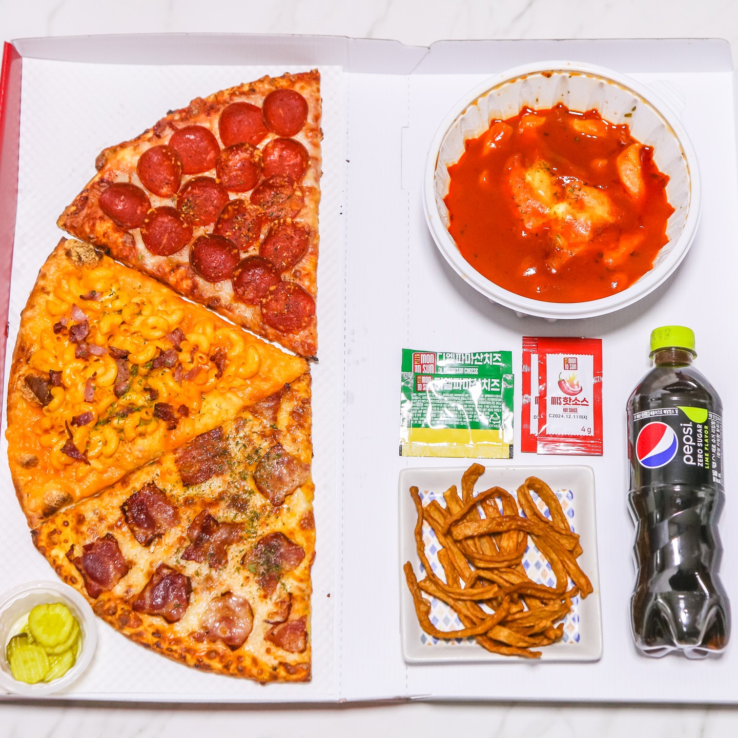 _
🍕 먼투썬피자 목동파리공원점
🍕 목동 907-14 벽산미라지타워 101~2호

🍕 프리미엄 맥앤치즈 피자
🍕 스파이시 베이컨 치즈 피자
🍕 슈퍼 페퍼로니 피자
🍕 국물떡볶이
- 치즈토핑 추가
- 어묵튀김 추가
🍕 제로탄산펩시

피자와 떡볶이의 케미가 이렇게 좋았던가요? 왜 이 맛있는 조합을 이제서야 알게됐는지 저 자신을 탓하게 되는 순간마저 있었던 것 같습니다. 이번에 다녀온 매장은 목동파리공원 바로 옆에 위치한 '먼투썬피자 목동파리공원점' 되겠습니다😂

홀 이용부터 포장, 배달 이용이 모두 가능하며 굉장히 가성비 좋게 매장 운영이 되고 있기때문에 목동에 거주중인 학생분들이 부담없이 이용하기 좋은 매장이라는 생각도 들었습니다😊

무료 23cm 조각피자를 메인으로 만나 볼 수 있는 매장 되겠으며 체감되는 크기는 그 이상이었습니다. 그리고 앞서 언급했듯이 떡볶이 잘하는 피자집이기때문에 피자와 함께 떡볶이도 꼭 함께 즐기면 좋을 것 같습니다😘

메인 메뉴인 조각피자의 매력 포인트는 큰 사이즈, 아낌없이 올려진 토핑 그리고 착한 가격 되겠으며 국물떡볶이는 들어가는 재료도 하나같이 맛있었지만 국물 소스가 정말 별미 포인트였습니다. 떡볶이 국물에 피자를 찍먹으로 즐겨봤는데 그 케미가 제가 기대했던 것 이상이었고 이 조합을 왜 이제서야 알았을까 싶었습니다😍

피자, 떡볶이 좋아하는 분들은 먼투썬피자 목동파리공원점 한 번 다녀오시면 좋을 것 같고 저 역시 다음에 기회가되면 재방문 할 수 있도록 해야겠습니다😘
.
.
.
.
.
.
.
.
.
.
#먼투썬피자 #먼투썬피자목동파리공원점 #목동파리공원맛집 #목동맛집 #양천구맛집 #목동피자 #목동파리공원피자 #양천구피자맛집 #목동피자맛집 #피자스타그램 #조각피자 #파리공원맛집 #오목교역맛집 #오목교맛집 #맥앤치즈 #페퍼로니 #베이컨 #떡볶이 #목동떡볶이맛집 #국물떡볶이 #오늘뭐먹지 #맛집블로그 #맛집블로거