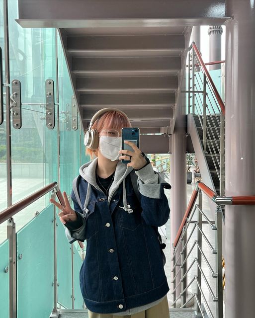 지연지 on Instagram: "╰(*´︶`*)╯ 진청자켓 완전 취향 사실은 검은티도♡ 프리사이즈에 아주 낙낙짱짱하다!!b @basicj_official #협찬"