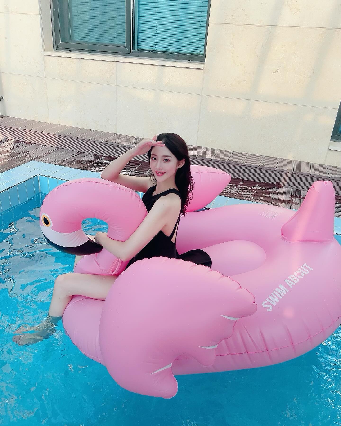 수영복 한개 놓고와서 슬펐는데 튜브 타고 신난 나 🦩🫧🍍