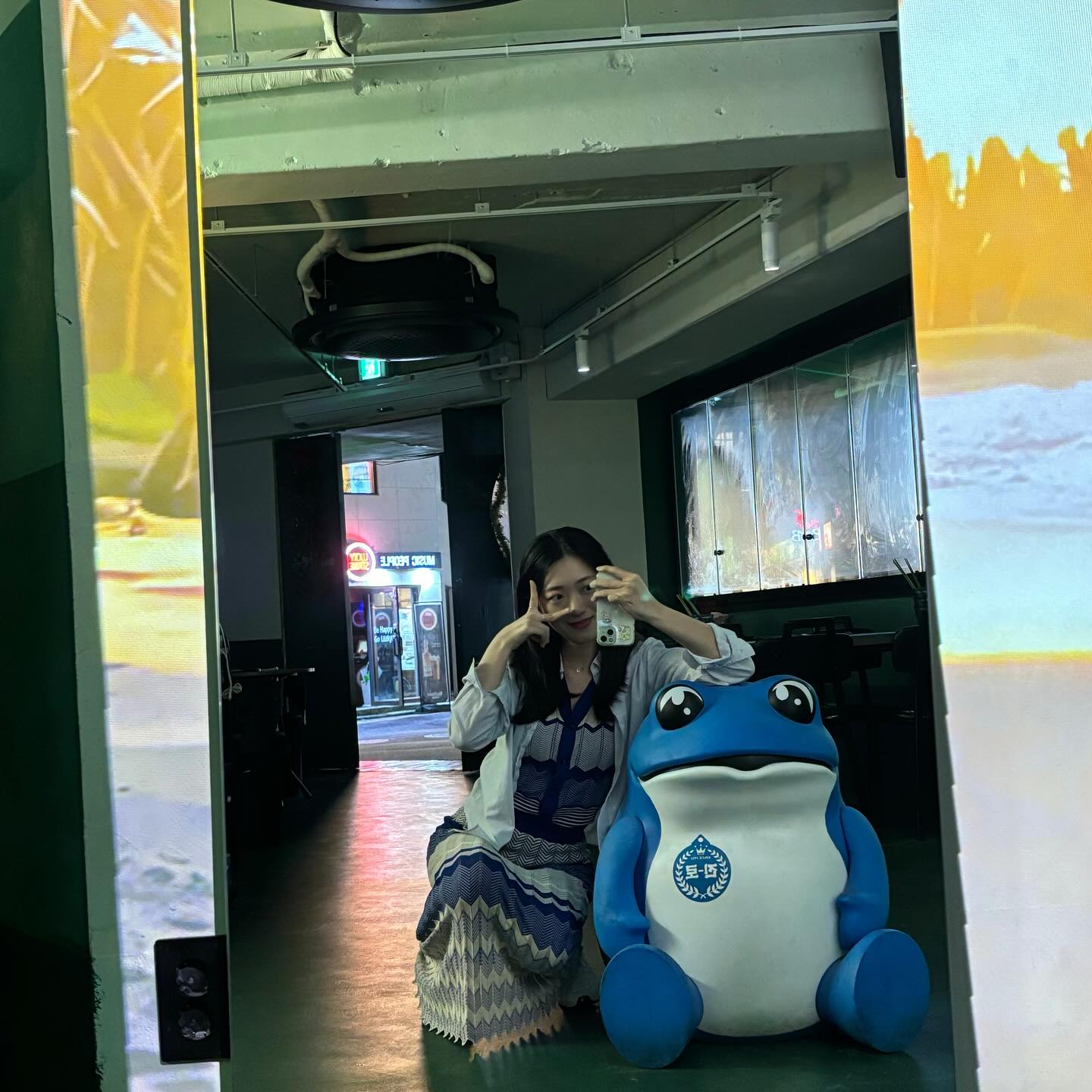모든 메뉴가 맛있는
실패 없는 핫플 맛집 리뷰✨

탁 트인 루프탑과, 대선소주가 있는
안주맛집 ’ 합정102호_5호점‘ 에 다녀왔답니다!

실제로 회사에서 5분거리라
자주 가면서 많은 메뉴를 먹어봤는데
모든 메뉴가 다 찐으로 맛있었고,
은은하게 불향나며, 깊고 진한 국물의
면이 잘 불지 않는 짬뽕은
제 최애 메뉴랍니다~!
식으면 데워주시기까지 해요🔥

화장실에는 핸드크림, 머리끈 가글 등이
비치되어있어 고객을 위한 사장님의
세심함을 엿볼 수 있구요

유기농 대파를 사용하는 이곳은 
연중무휴 새벽 6시까지 영업하며,
#꿈나무사랑카드 #한부모가정
#장애우 #미혼모 분들께
무료로 식사를 제공하고있답니다.

큰 도움은 아니지만 아이 둘의 아빠로서
부담없이 편하게 오셔서 드셨으면 좋겠다고
꼭 적어달라 하셨어요✨

애견 동반도 가능해서 
나중에 ’네모‘ 데려오려구요🐶

마지막컷들은 맛난 안주들과 
취한 저의 모습😛
함께해서 즐거웠다요🧡 moving_nn 

📌 합정102호_5호점
서울 마포구 독막로3길 13 1층, 2층, 3층

📌인스타그램
b102_5
hj_b102_5

#협찬 #합정단체술집 #합정술집 #합정이자카야 #리뷰노트