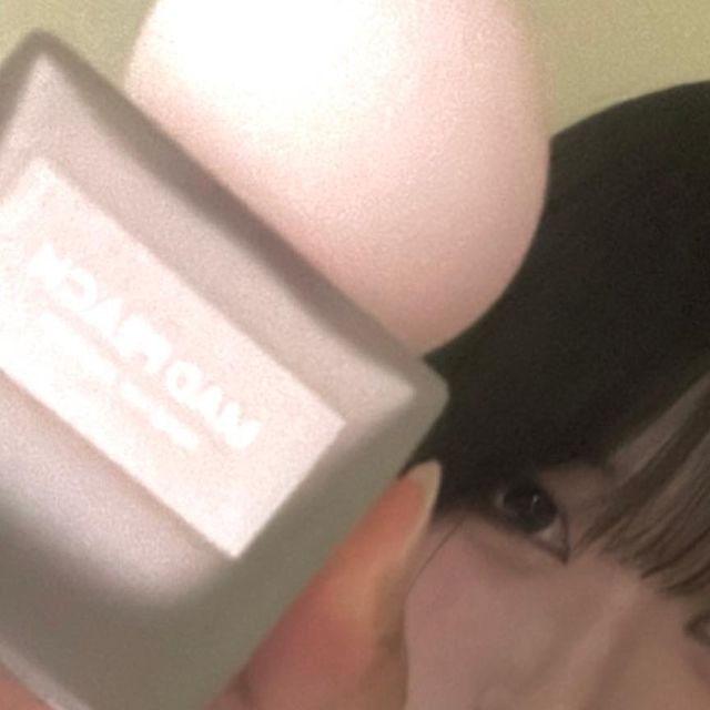 지원 on Instagram: "#협찬 #제품제공 @madpeach_official_kr ★ 매드피치 스타일핏 수분 톤업 에센스 ★ 1. 스킨케어 성분으로 답답함 없이 픽싱! 2. 피부톤을 자연스럽고 화사하게 톤업 3. 자연스러운