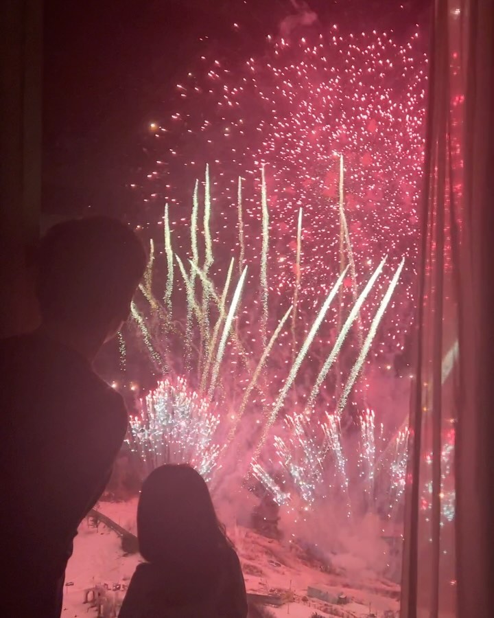 방에서 불꽃놀이 감상하는 호캉스라니!

작년 크리스마스에 2박3일로 다녀온
정선 하이원 리조트 그랜드호텔.
#스노우월드 눈썰매장 이용이 목적이어서
숙소에는 크게 기대를 안했는데 
예상보다 훨씬 괜찮았던 숙소였어요 ✨

📍 정선 그랜드호텔 컨벤션타워 

- 슈페리어 트윈룸 1755호에 투숙
- 9층 이상 슈페리어 트윈룸의 전망 객실 추가 비용은
1박당 2만원씩
(방에서 불꽃놀이 보는 경험을 돈으로 살 수 있음!)
- 커다란 창문 너머 보이는 풍경 나이스
- 객실 면적이 넓어서 더욱 여유로웠던 방
- 바 형태의 친환경 욕실 어메니티 굿
- 그랜드호텔 키즈 케어 프로그램 가성비 짱굿!!
- 여러모로 키즈 프렌들리해서 더 좋았음 

#이용팁
- #불꽃쇼 는 5분 가량, 보통은 토요일 밤에 진행되는 듯
(하이원 리조트 웹사이트 참고)
- 그랜드호텔 내에 편의점 없음 (매우중요!!)
- 사우나, 휘트니스 무료 이용 가능
- 실내 수영장 유료 이용 가능
- #그랜드테이블 뷔페레스토랑 퀄리티 좋음
- #강원랜드 카지노도 즐길 수 있음

🏷️ #자세한내용은블로그에 

#하이원리조트 #그랜드호텔 #하이원그랜드호텔 
#아이와여행 #겨울여행 #가족여행 #정선여행
#호캉스 #리캉스 #키즈프렌들리호텔 
#김매력의호텔리뷰 #아이랑고고 
#koreatravel #highoneresort #koreawithkids 

high1_resort