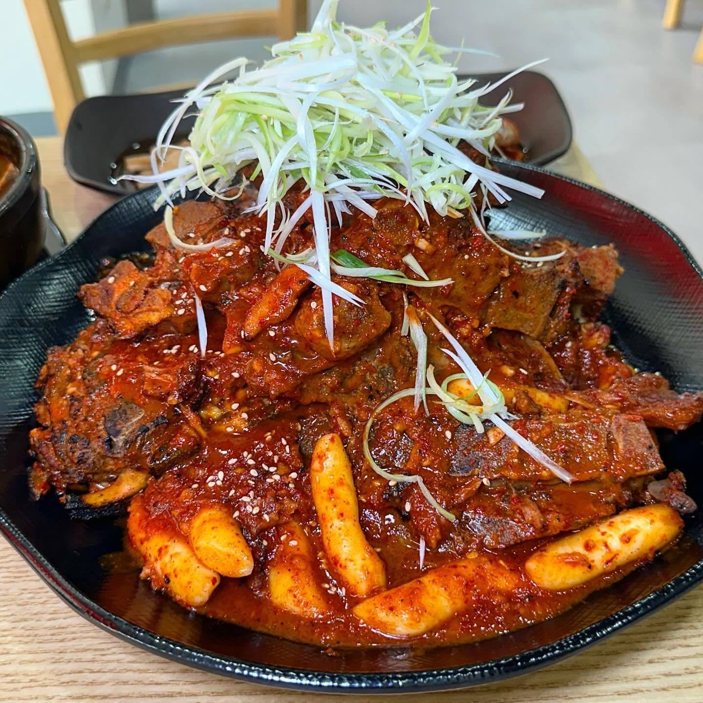 🐽 330번째 메뉴 : 방학역 뼈스정거장

입맛에 딱 맞는 뼈구이 맛집을 찾았어요 ‼️🌶️
매콤뼈구이 양념 맛이 역대급으로 맛있는
방학역 #뼈스정거장 

︎🏷️ 매콤뼈구이
뼈구이는 매콤, 로제, 간장맛 중 선택 가능하고
기본 맵기인 신라면으로 주문했어요 

중 사이즈로 시켰는데, 사진으로 다 안담기는데
양이 진짜 어마어마해요〰️🙀
불향 솔솔 나는 양념이 너무너무너무 맛있더라구요
양념도 넉넉히 주시는데, 이 양념에는 무조건 밥 !!!
맛있는 양념 묻힌 쫄깃한 떡사리도 죽음이예여ㅠㅠ

🏷️ 뼈해장국
기본적으로 여기 등뼈에 살이 엄청나게 붙어있어요
뼈해장국 구수하니 밥 말아서 한그릇 하면, 완전 든든!
잘 익은 김치, 깍두기랑 같이 먹으니 짱 맛 〰️ !!!

🏷️ 비빔막국수
막국수 주문이 많길래 궁금해서 시켜본 메뉴인데,
이 집 비빔막국수 새콤달콤하니 진짜 맛있어요 …👍

물막국수랑 들기름막국수도 있더라구요
올 여름 입맛 돋게 하는 맛이라 장담해요 !!!! 

뼈스정거장에서 여러가지 메뉴들은 주문해봤는데
아쉬운 것 하나 없이 진짜루 다 맛있게 먹었어요 !!!
( 사장님 손맛 최고임니다 !!! 👍👍 )
점심시간이 되니까 가게 안 손님들로 가득가득하더라구요

매콤뼈구이랑 막국수 먹으러 
방학역 갈 이유가 아깝지 않은 맛이였어요 〰️🚃

🌠 가게 : 뼈스정거장
🌠 주소 : 서울 도봉구 도봉로145길 33 1층
🌠 영업시간 : 11:00 〰️ 22:00 (화-금), 11:00 〰️ 23:00 (토-일), 월요일 휴무