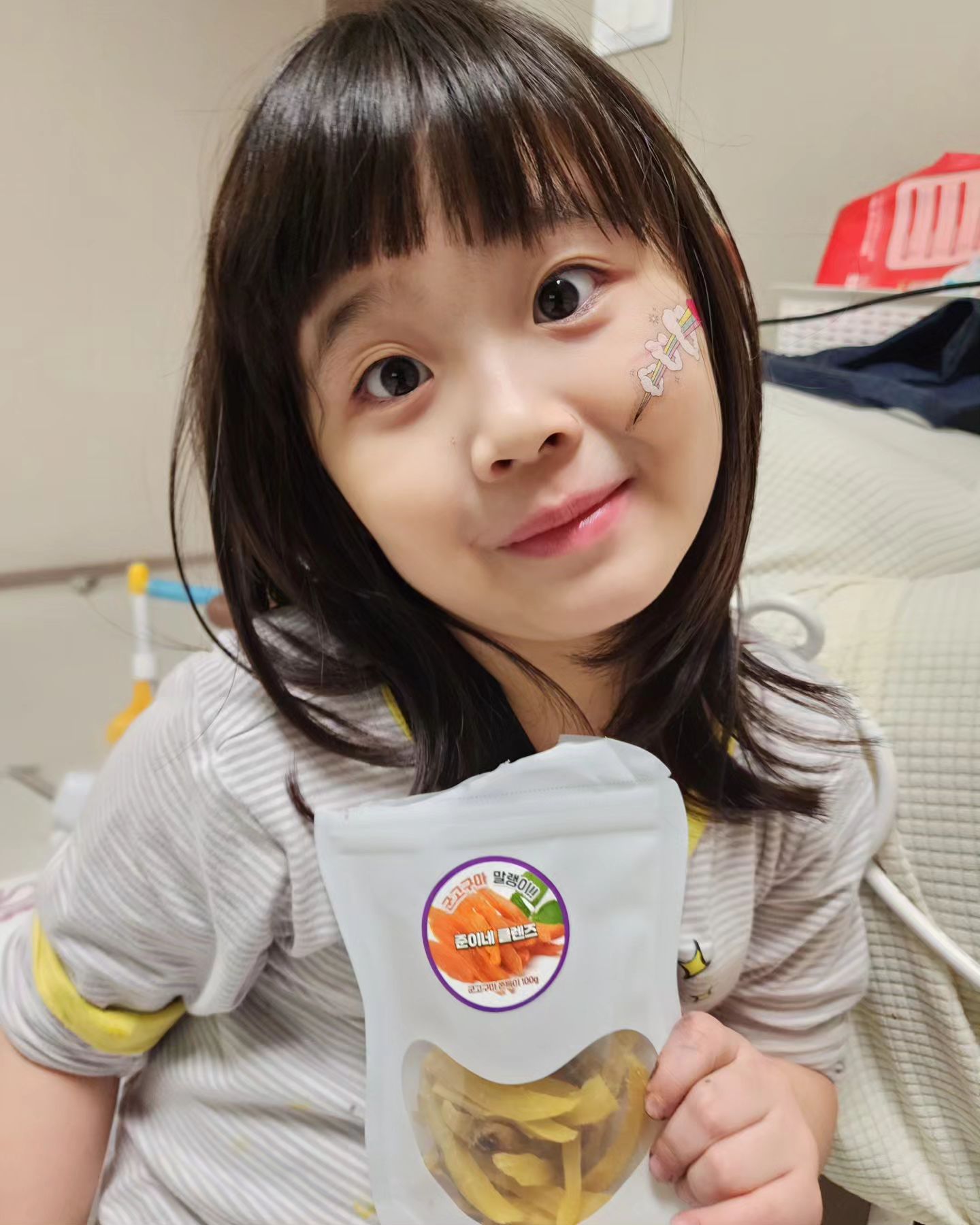 #고구마말랭이 #군고구마말랭이 #건강간식 #고구마쫀득이 #말랑고구마 #식사대용 #말랭이 #아이들간식 #해남고구마 #황토고구마 #고구마간식 #군고구마 #호박고구마 #말린고구마 #꿀고고마달콤하고 촉촉한 군고구마 말랭이

준이네클렌즈 군고구마 말랭이 소개합니다
✅️ 진흙/황토밭 고구마
청정지역에서 직접 재배한 황토 고구마 사용했어요.
100% 국내산

✅️인위적 첨가물  無 걱정 말고 안심하고 먹을 수 있어요
자연그대로의 맛
무첨가물 (무설탕)
무색소(고구마 본연의 색상)
무방부제

✅️구운 고구마로 만들었어요!!
삶고 찐 고구마 아닌 구운 고구마라서
껍질채 구워 더욱 쫀득,달콤해요

✅️온도차 를 두고 말렸어요
배고플 때 먹는 간식 , 아침대용 건강한 간식!
말랑 쫀득한 군고구마말랭이!!

시도때도 없이 먹어서 탈이네요.

언제나 간편하게 군고구마 말랭이로♡ 든든한한끼식사, 건강간식

무첨가물 강릉청정지역 국내산 고구마로 만든
달콤하고 촉촉한 군고구마 말랭이♡

https://www.coupang.com/vp/products/7792097433?itemId=21083754917&vendorItemId=88145856465&q=%EC%A4%80%EC%9D%B4%EB%84%A4%ED%81%B4%EB%A0%8C%EC%A6%88%EA%B3%A0%EA%B5%AC%EB%A7%88%EB%A7%90%EB%9E%AD%EC%9D%B4&itemsCount=36&searchId=02e47d8bf9a34e20a4f64e814b1d9ec1&rank=135&isAddedCart=