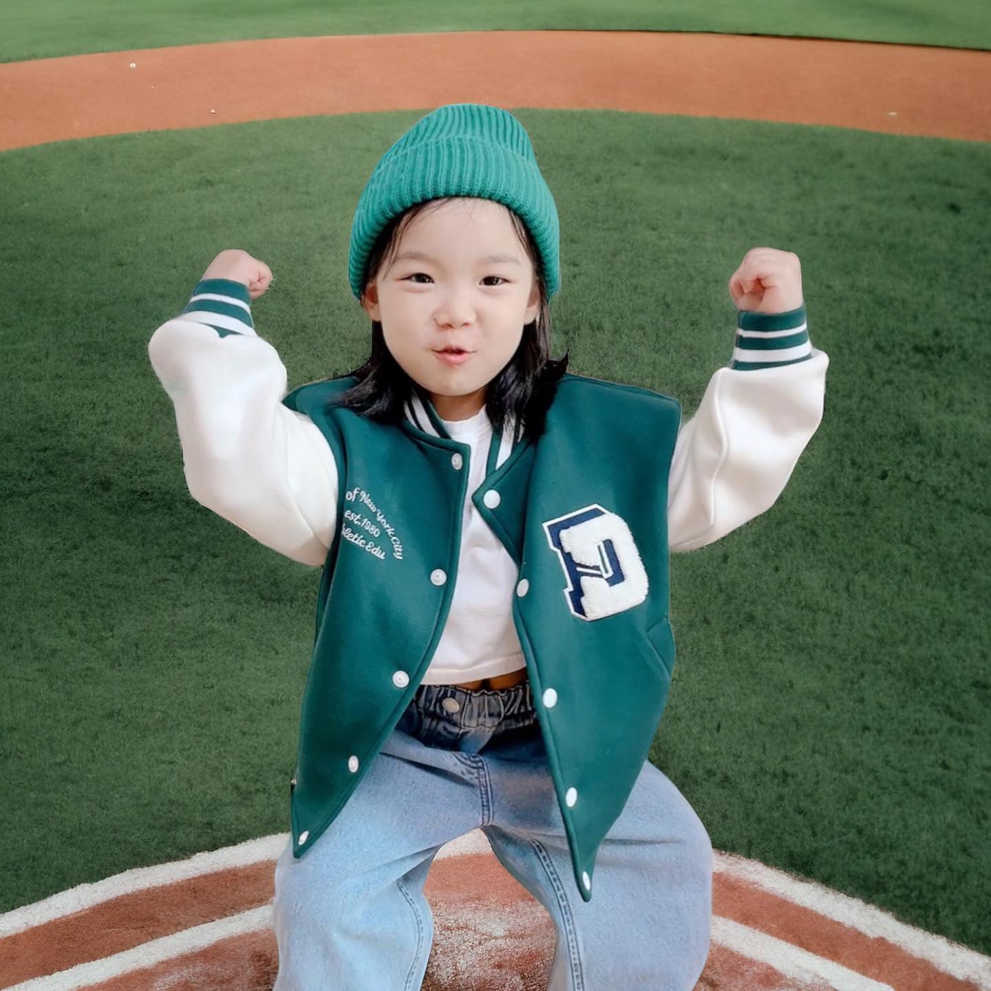 #협찬 x spao_kids 

8일만에 안아본 울 딸~~💚
오랜만에 보니 더 이뻐졌더라구요~?^^

엄마없는 아이가 돼서 머리 질끈 묶고 있길래
스파오키즈 바시티 야구점퍼입고 멋 좀 부려보았어요~

폭신폭신 쿠션지라서 활동성 엄청 좋고 물세탁가능이라
야외서 신나게 놀고 관리하기도 쉽구요
스포티하면서 멋스러운 배색과 디자인이라서 
하의 아무거나 입어도 패피가 될 수 있어요
시보리들 탄탄해서 더 고급스럽고 바람도 막아주니
안에 든든히 있으면 지금부터 입혀서 
봄바람 살랑불 때 크롭티 입혀 나가면 너무 이쁠거같아요~

상의: 스파오키즈 바시티 야구점퍼 Hunter 120호
하의: 스파오키즈 데님 팬츠 롱와이드진 라이트 인디고 120호

예리스펙: 102cm 16kg 

#키즈모델설예리 #키즈인플루언서 #키즈패션모델
#키즈패피 #키즈패션 #키즈봄옷
#스파오키즈 #봄신상
#봄아우터 #바시티자켓
#야구점퍼 #프레피룩
#키즈패션 #키즈아우터
#등교룩 #등원록