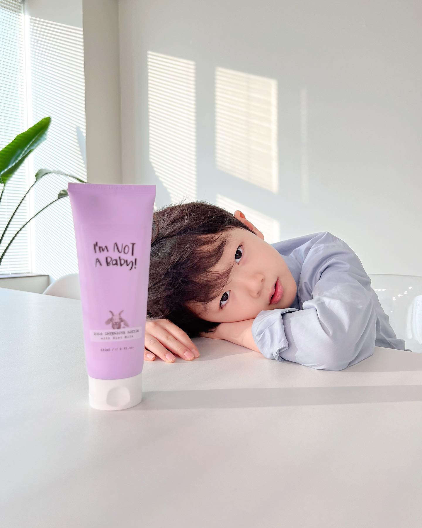 #광고 #아임낫어베이비 ⠀
⠀
난, 이제 아기가 아니에요 ! 👦🏻
⠀
엉아가 되었으니
로션도 맞는걸로 써야죠 ?
⠀
외부활동도 많이하고
찬바람을 쐬니 거칠하고 건조하더라구요 ,
끈적한 느낌을 싫어해 로션고르기가
영 까다롭네요•︠ˍ•︡
⠀
아임낫어베이비 고트밀크 키즈 인텐시브 로션은
끈적임 없이 강력한 보습,
어린이 저자극 고보습 로션으로
염소유 추출물을 함유했고
독일 더마테스트 '피부 자극없음'
Excellent 등급 획득한 기특한 제품입니다 ~은은하게 퍼지는
산뜻하고 싱그러운 향기로 계속 맡고싶어 ,
⠀
거칠한 겨울피부
아임낫어베이비와 함께해요 🤍
⠀
iamnotababy_official ⠀
⠀
#iamnotababy #어린이로션 #키즈로션
#인텐시브로션 #키즈인텐시브로션 
#키즈페이스로션 #키즈바디로션 
#어린이로션추천 #유아로션 #키즈로션추천 
⠀
⠀