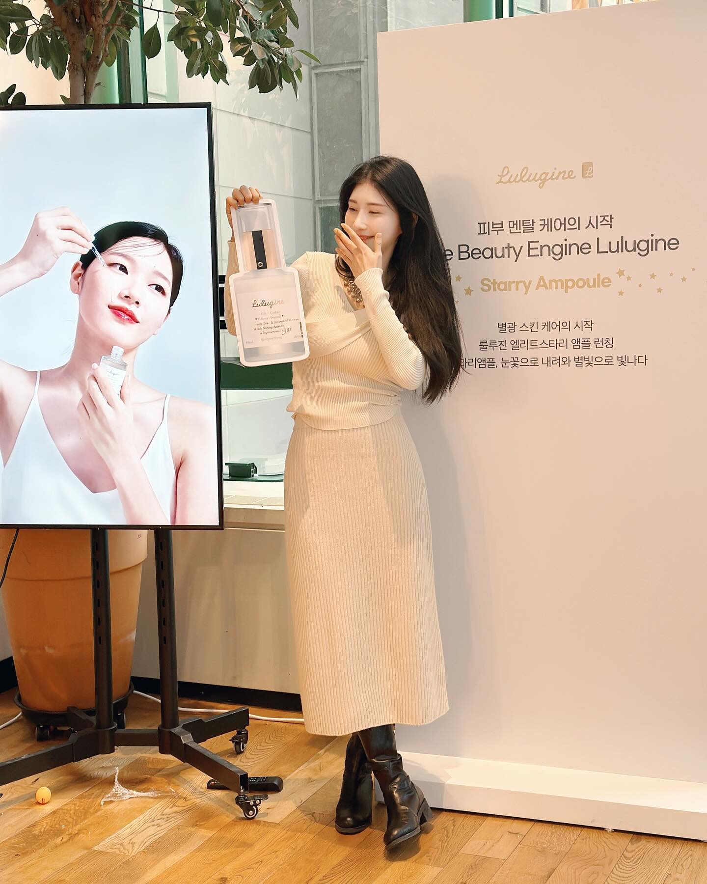 #광고 lulugine.official
⠀
✨기다리고 기다리던
별광 스킨케어의 시작, 룰루진 스타리 앰플 런칭행사에 다녀왔어요!
’스타리앰플, 눈꽃으로 내려와 별빛처럼 빛나다!‘✨
⠀
⭐️The Beauty Engine, Lulugine
피부 멘탈 케어의 시작
랩기반 프리미엄 스킨케어 브랜드 룰루진!은
👉스포츠 선수의 반복되는 피부 손상과 회복을 관찰하며 ’피부장벽의 중요성‘을 연구하여
룰루진만의 독자 기술로 세라마이드 NP 10,000ppm을 10만 송이의 눈꽃 입자로 구현한 10만송이 눈꽃 리피드 앰플인 룰루진 스타리 앰플을 런칭했어요.
바르자마자 독특하고 고급스러운 마무리와 흡수되는 사용감이 좋았고
룰루진 독자 기술 세라리 성분으로 즉각적인 광채 효과 ’1초 10만송이 눈꽃 흡수‘로
피부장벽, 피부방어력, 피부보습 UP되어 건강하고 탄력 있는 피부 광채를 만들어 준답니다.
⠀
🎶룰루진 스타리 앰플 런칭 이벤트 행사장에서 핑거 푸드와 네트워킹, 퀴즈를 통한 경품 등
너무 즐거운 시간을 보냈답니다~끼얏!
무엇보다 룰루진 제품 개발에 참여한 연구진과 제품 임상 시험 내용을 경험하니 더욱 믿음과 신뢰가 가는거있죠!?😘
⠀
💓룰루진의 즐거운 행사에도 참석하고
룰루진 단독 제작 굿즈까지 푸짐~하게 받았는데요!
파우치 굿즈는 넉넉한 수납력에 고급스러운 재질과 광택
그리고 룰루진의 로고, 버클까지 맘에 쏙 들었어요!❤️
⠀
🎉룰루진 공식몰에서 1000만원 상당의 역대급 경품 이벤트를 진행해
회원 가입만 해도 샤넬백의 주인공이 될 수 있으니
✔️이벤트 기간 1월 22일~2월 16일까지
✔️룰루진 공식몰에서 샤넬백의 기회를 잡아보세요!✨

#TheBeautyEngineLulugine #룰루진 #룰루진앰플 #룰루진스타리 #룰루진스타리앰플 #룰루진엘리트스타리앰플 #피부탄력 #피부리프팅 #피부미백 #피부기미개선 #피부잡티개선 #탄력앰플 #앰플추천 #엘리트 #스타리 #앰플 #스타리앰플 #엘리트스타리앰플