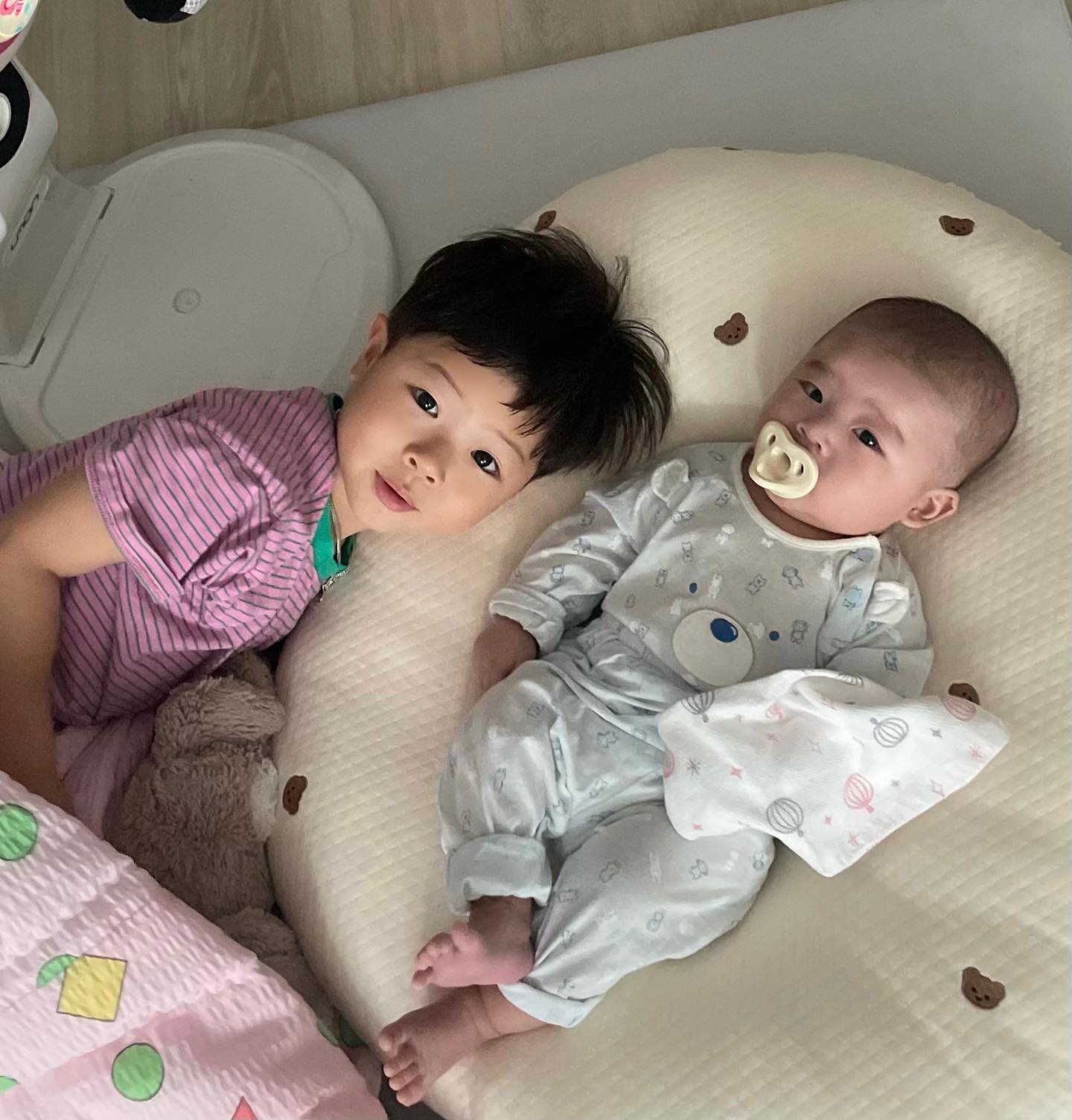 투혀니들🩵💙 

💘심쿵💘x2

매일 눈 뜨면 동생 먼저 찾아가서 안아주는 찌우..🤍🪽

잠이 부족해서 힘들 때도 많지만 지나고 보면 지금이 가장 행복한 순간이겠지💖💝 #형제맘