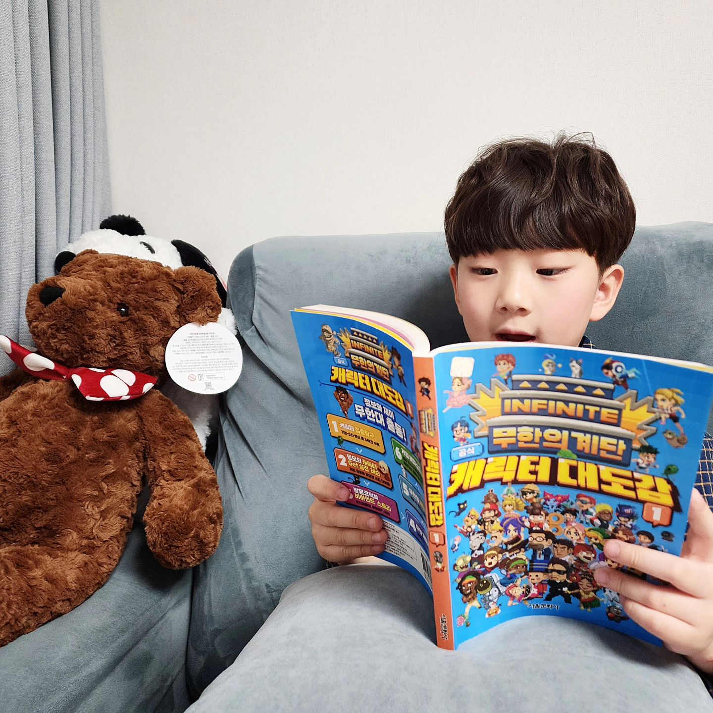 서평 
#무한의계단
#무한의계단캐릭터대도감 

무한의 계단하면 아이들도 어른들도 앉아서
엄지손가락 왔다리갔다리 대동단결! 🌟

재윤이도 정말 좋아하는데요/! 발명 코믹북 1ㆍ2권에 이어
무한의 계단 캐릭터 대도감 1권이 나왔지뭐예요!?
친구들 만나러 갈 때도 꼬옥 가지구가는 시리즈!

🎮캐릭터 집중탐구
기본·스킨·변신 까지 총 340건의 다양한 캐릭터 정보가 담겼어요.
✨️아들은 〈발명코믹북〉 주인공 팀의 비하인드 스토리 만화 페이지 정말 재미나게 읽드라구요.😁
이밖에도 주요 팀(눈코임 없다/저세상/ 한번에 세끼)의 뒷이야기 무한의 계단 하는 아이들이라면 모두 아는 유튜버 밍모의 캐릭터 GET 실전 레슨 코너! 
🎮게임 유튜버 밍모의 스킬 대방출 페이지가 있어서 아이들 무한의계단 달인 되겠던걸요/!?

엄마입장에서는 무한의 계단 퀴즈 [다섯고개/ OX퀴즈] 수록
게임 속 퀴즈 & 캐릭터 퀴즈 파트가있어서 아이들 심심할때 읽기 딱좋은도서라 완추드려요~!
✨️ 무한의 계단 게임 에피소드 미션도 수록되어있어요
좀비 도시 & 유령의 집에서 펼쳐지는 서바이벌 퀴즈 까지!

서울문화사 도서들 아이들 니즈에 딱 맞는 도서들이 많다보니
엄마도 아이도 같이 즐거운시간 보내게되네요.🩷
재미있는 도서 출간해주셔서 늘 감사합니다.👍🏻
.
.
.
#캐릭터대도감 #infinite
#서울문화사 #방학도서 #추천도서
#초등추천도서#우아서평단