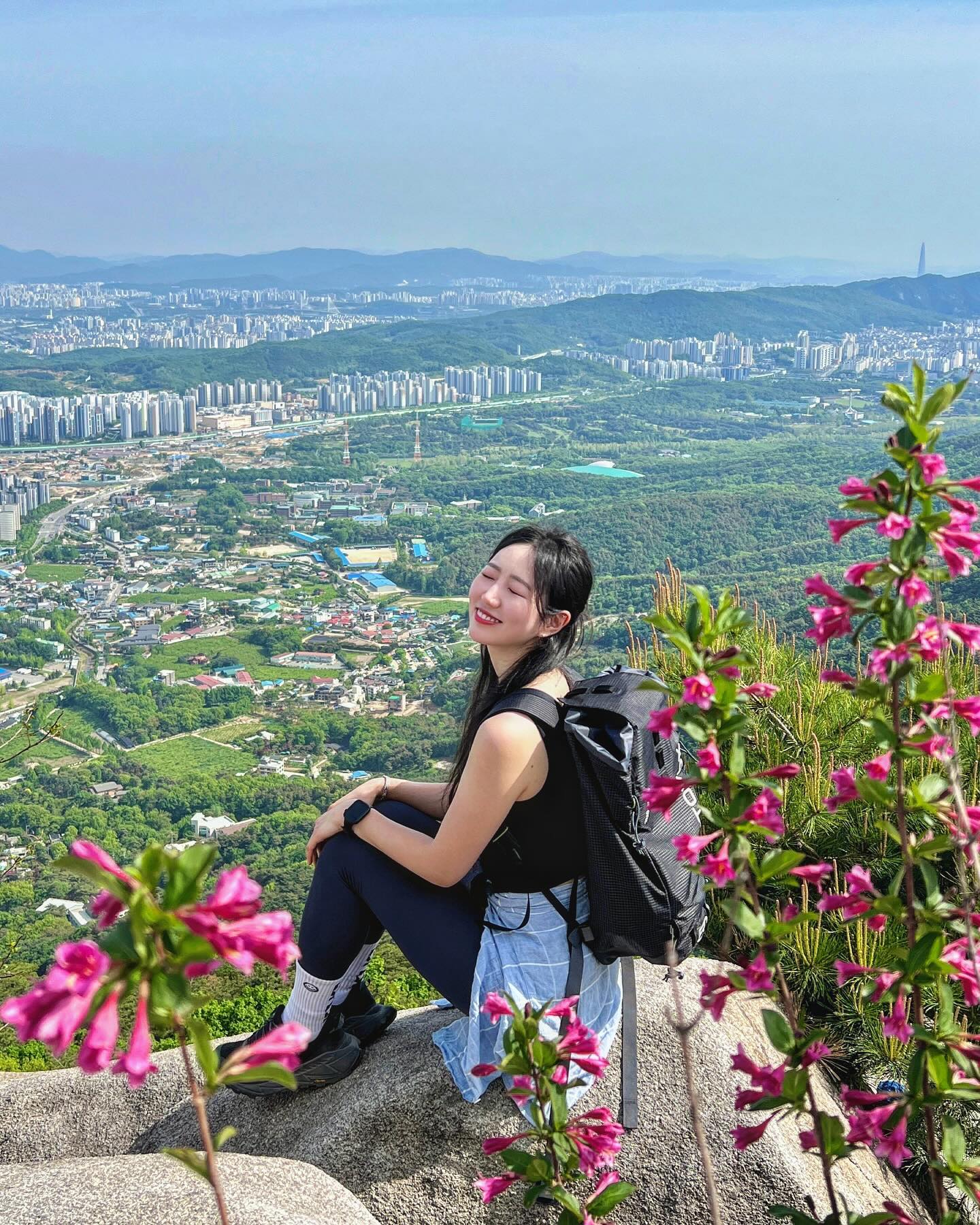 ⛰️ #불암산
더운 날씨에 낮산행은 오랜만이라,
선글라스도 모자도 안챙겨서 호되게 당했구요

”이제 더워서 어떻게 여름등산하죠?“
이 말만 4년째 중ㅋㅋㅋㅋㅋㅋㅋㅋㅋㅋㅋㅋㅋ

그래도 정상에 이름모를 꽃이 핀 불암산의 봄도
구경해보고 하늘도 풍경도 대만족 💚

-

⛰ 불암산 508m
🗓 산행일 : 2024.04.28
📍 불암산힐링타운 주차장 - 전망대 - 불암산성 - 정상
 - 불암산성 - 전망대 - 불암산힐링타운 주차장 (약 7km)
🕗 소요시간 : 총 왕복 약 3시간 (쉬는시간 제외)
🚙 주차 : 네비 ’불암산힐링타운주차장‘ (일 4시간 무료)