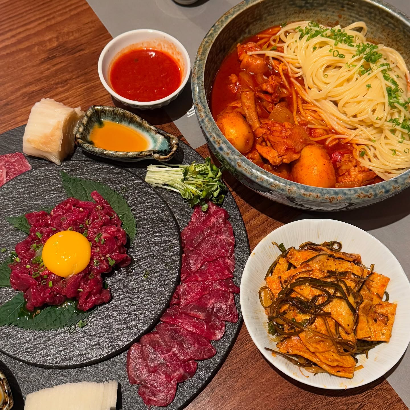 #협찬
”살림이 넉넉하고 식구가 많은 집안“ 이라는 뜻에
울산 삼산동 신상 이자카야 #대호

여러종류의 전통주와 막걸리가 가득
이곳에서만 먹을수있는 한국식요리도 다양
아기자기한 술잔을 직접골라서
마실수있는 재미까지✨

육회, 뭉티기, 차돌사시미 신선한 육고기 한상과
한국식 닭볶음탕과 토마토소스의 환상조합 파스타
마지막은 상큼하게 직접만드신 과일샤베트
절대 실패없던 고급지고 맛있는 안주들💛

감성적인 인테리어로 깔끔하고
분위기도 좋아서 무겁지않은 다이닝요리
즐기고싶다면 대호로~👍🏻👍🏻

#울산맛집 #삼산동맛집 #삼산동핫플레이스
#이자카야맛집 #다이닝술집 #리뷰노트