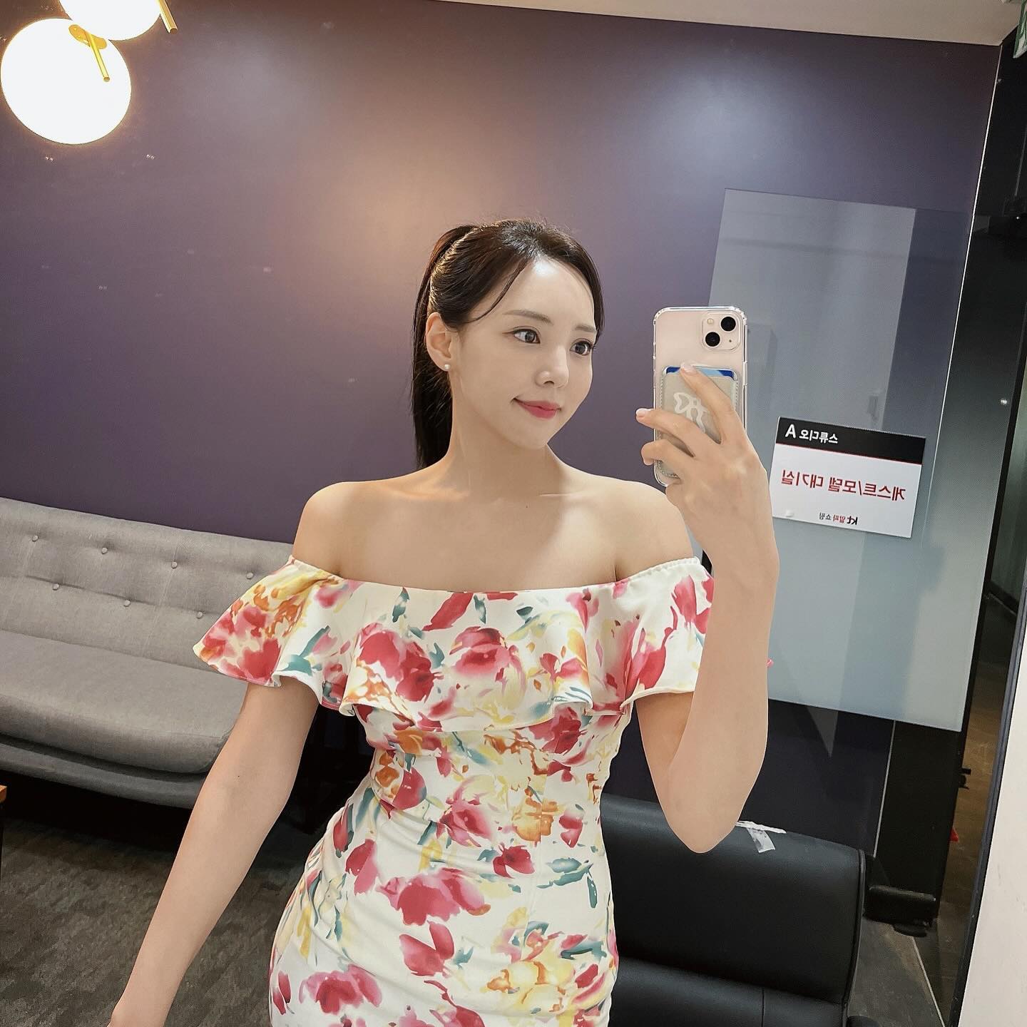 (회사에서) 현하 모음.zip 
사진첩에 보관만 하다 버려질 것 같아
열장 꾹꾹 눌러담아서 모아올리기
출근중이지만 얼른 퇴근하고 싶은 날씨네 오늘🪄☀️✨
#불금🔥 #곧주말 근데 일요일 출근😑