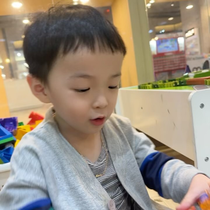 ㅋㅋㅋㅋㅋㅋㅋㅋ 저녁 마실 나와서 키카 가려다 뺀찌 먹고
뺀찌 먹어서 속상한 #민귤이🍊 는 속상한 마음 부여 잡지 못하고 
눈물 바람으로 🤣🤣 #블럭방🤖  입성 ❤️

동생 민아가 키카에 있어서  끝날 시간이 1시간이 남았다고 해서 
같이 키카 에서 1시간 놀려고 했는데
키카에서 뺀찌 놨어요 😭😭😭😭😭😭😭

#사장님나빠요ㅋㅋ 

#속상하다증말 #1시간만놀려고했는데 #키카뺀찌 #핫한키카 #남매가떨어져서놀고있음 #동생은키카 #오빠는블럭방 #바로옆인데