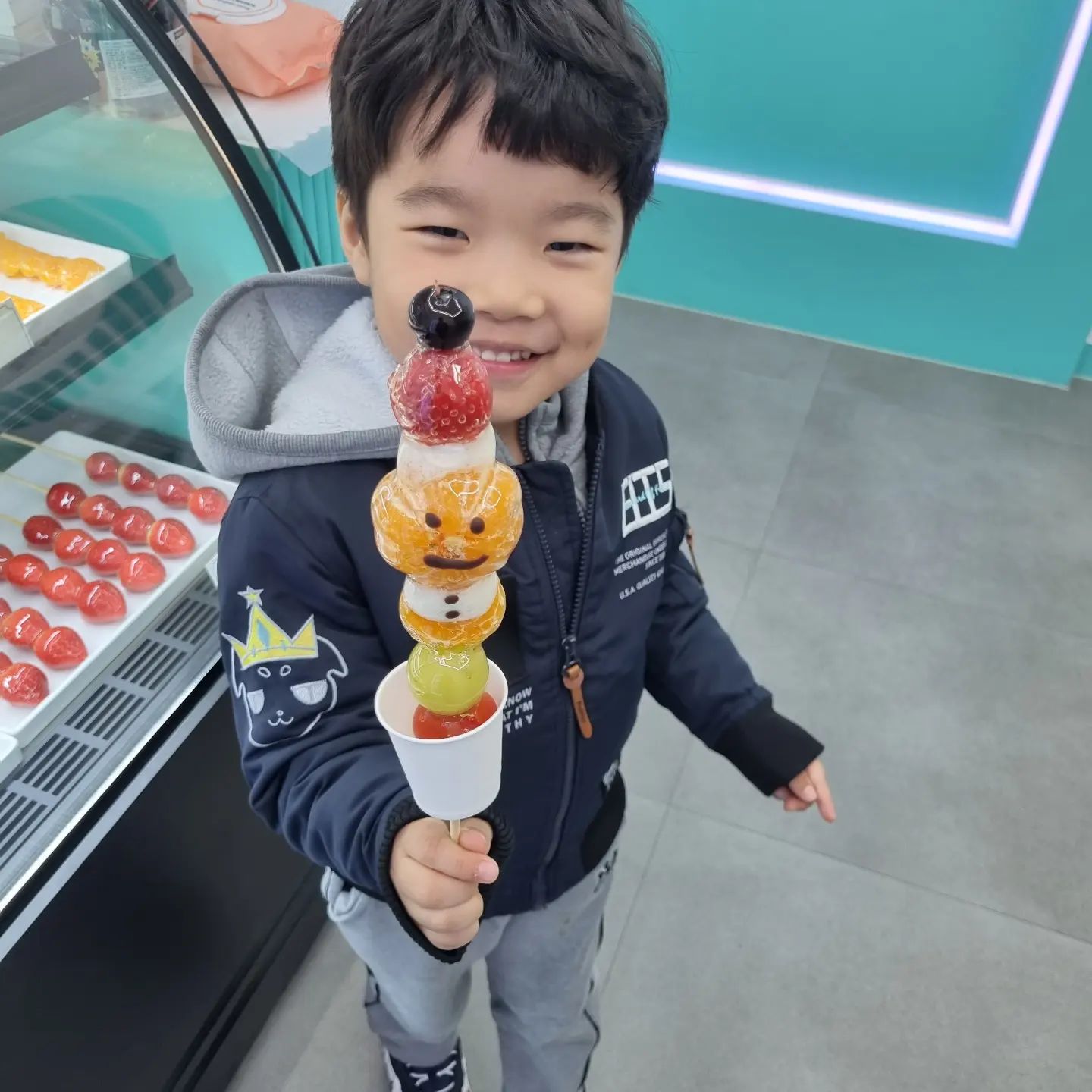 산타탕후루에 신난 이로운
요즘 진짜 장난끼 상승으로 혈압이 오르락내리락이지만
그래도 귀여워서 봐준다!!!!

#일상#데일리#6살아들#황금돼지띠#장꾸#빙탕후루#산타탕후르
