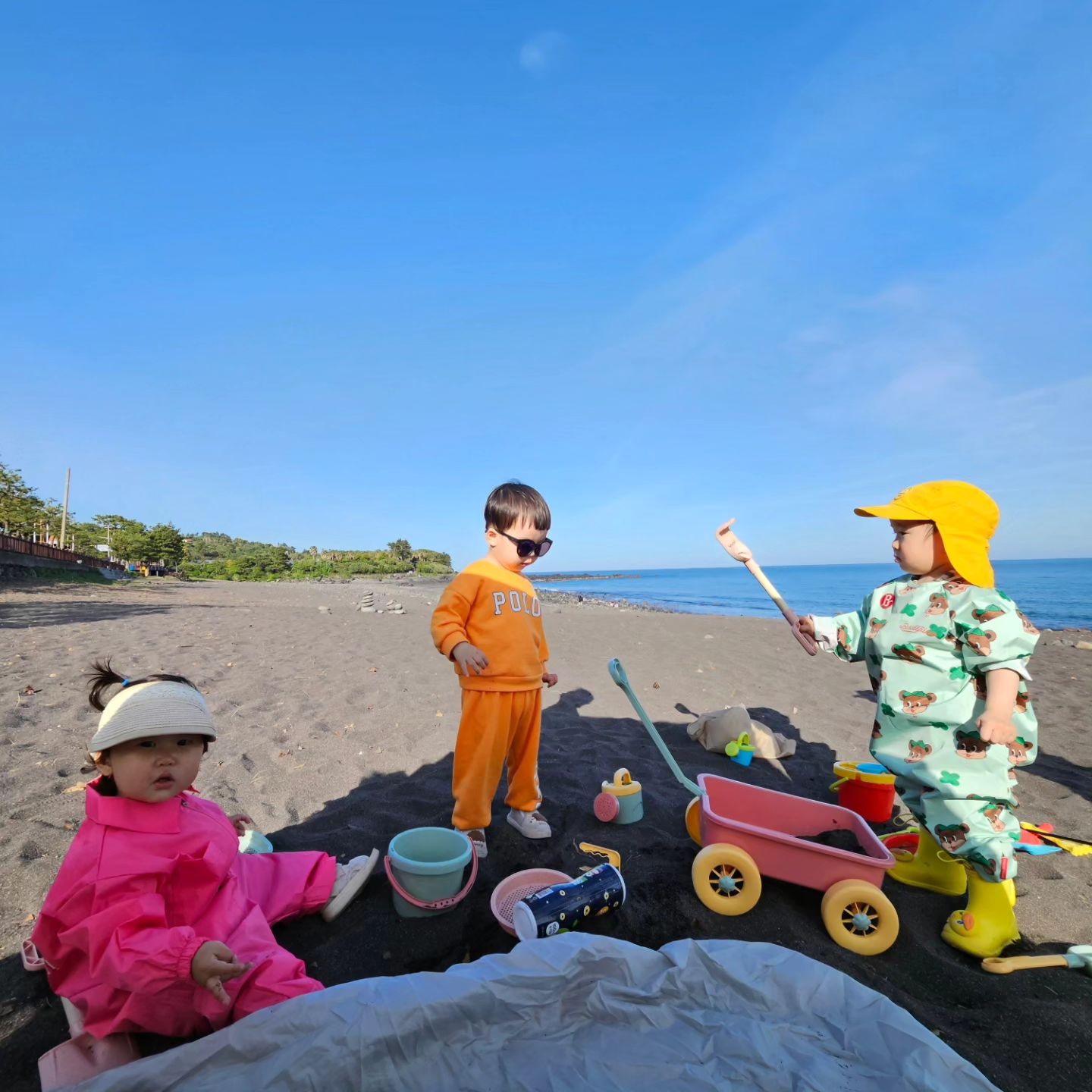 하원 하자마자
쇠소깍으로 달려가서 
친구들이랑 모래놀이⛱️

알록달록 귀요미들〰️
💛🩷🧡🩵
혼자 자꾸 멀리가서
계속 잡아오느라 엄마는 힘들었지만😂😂
날씨 좋을때 열심히 나가보자🫶