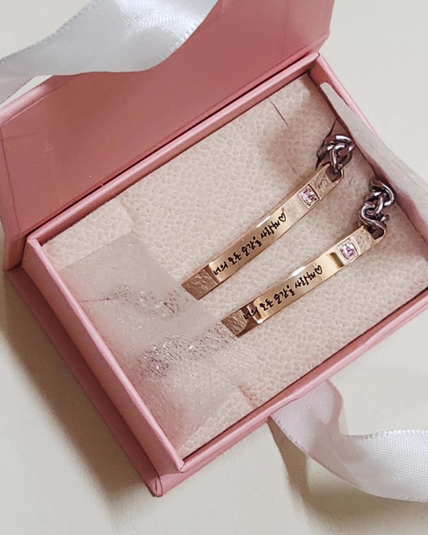 또띠자매를 위해 엄마가 선물한 커플 팔찌💕
세상이쁜걸🎀🫶
잘하고다녀..💕

#또띠자매 #자매 #딸랑구 #커플팔찌 #선물