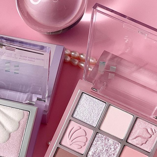 Lemoon🌙 on Instagram: "#제품협찬 @holikaholika_official 
#홀리카홀리카 #라이크쉘컬렉션 

여러분ㅠㅠ 보자마자 한눈에 반해버렸던 
홀리카홀리카의 23 S/S 신상💫 라이크쉘 컬렉션
쿨톤 세트 리뷰를 가지고 왔어요!

햇빛을 받은 조개의 영롱한 반짝임과 뽀얀 색감을 담아
코덕의 마음을 녹여버릴만한 컬렉션이예요><

.
🐚 [ #마이페이브무드아이팔레트 👁️ #쉘인더씨 ] 

한마디로 여름쿨톤 취향 저격 팔레트예요!
매트, 쉬머, 글리터가 적절하게 구성되어 있어 
다양한 룩 연출이 가능한 만능 팔레트예요💖

여쿨은 진한 음영감 위주의 팔레트를 쓰게되면 
메이크업 후에 오히려 안색이 안좋아보이기 쉬운데요

쉘 인 더 씨는 라이트한 컬러감 위주로 구성되어 있어
여틈쿨톤 특유의 맑고 깨끗한 느낌을 주기 좋았어요! 

.
🐚 [ #쉘글로우하이라이터 ✨#오로라나크르 ] 

귀여운 조개모양으로 화이트, 라벤더 컬러로 나눠져 있어 
활용도가 참 좋은 하이라이터였어요✨

화이트는 쉬머, 라벤더는 좀더 영롱한 질감이라
포인트 주고 싶은 부분은 라벤더 컬러를 써주면 좋아요

맑고 투명하게 발색 되어 텁텁함이 느끼지 않아
자연스럽게 은은한 광택을 더해줄 수 있얼어요

.
🐚 [ #포기블러틴트 💄 #쉘리 ] 

안개처럼 부드럽고 가벼운 질감의 틴트예요
입술에 얹은 느낌이 들지 않을 만큼 가볍고 잘 쌓이는
제형이라 농도 조절해서 통통한 입술음영 주기 좋았어요

블러틴트 제형이지만 건조한 마무리감이 아니라 
촉촉함을 담은 틴트라 입술이 정말 편안해요

쉘리는 쿨톤 찰떡 컬러로 청량한 핑크빛에
라이트한 컬러감이라 얼굴을 화사하게 밝혀줘요
.
.
.
#holikaholika #likeshell #라이크쉘 #여름쿨톤 #여쿨추천 #조개팔레트 #하이라이터추천 #틴트추천 #여름쿨톤팔레트 #쿨톤팔레트 #쿨톤메이크업 #쿨톤하이라이터 #쿨톤틴트"