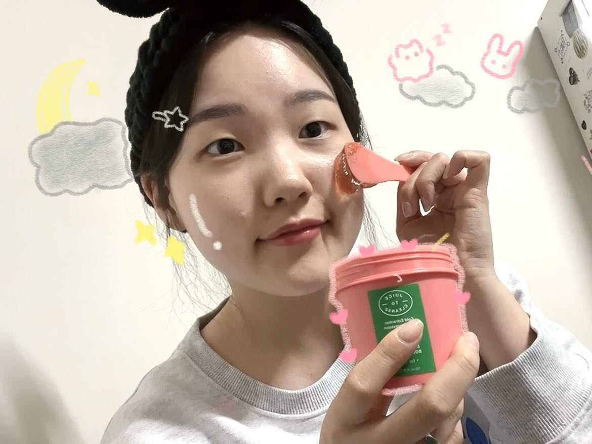 #광고

나는 과일이 너무너무 좋아 𓈒𓏸 𓂂𓈒 ♡ 𓂂 𓈒𓏸� 

❤️ 착즙 주스 그대로 담는 클린 뷰티 브랜드 쥬스투클렌즈에서 워시오프팩이!!! 심지어 석류가!!!🍎🍒🍉🍓(대충 빨간 과일)

💛 아침마다 화장할 때 수분 부족에 시달리는 사람.. 그 사람이 바로 난데요..🥺 이거 쓰고 자고 일어났더니 미스트가 필요 없는거있죠..🥹

💚 피부 트러블에 닿으면 안 좋을까봐 걱정했는데, 청정 제주 비트를 베지라이브공법으로 가공한 제품이라 오히려 더 깨끗해진 기분..✨ 맑아진 느낌..☁️

💙 특히 개인적으로 스파츌라 사용해서 뜰 때 기분이 최고였어요,, 끈적이지 않고 깔끔한 제형인데도 영양 가득 묵직한 느낌 물씬🫶🏻 

💜 석류와 비트 알갱이까지 그대로 들어있어서 마사지할 때 스크럽 되는 느낌도 들어요! 클린 뷰티 그 자체🌱

˗ ˗ ˗ ˗ ˗ ˗ ˗ ˗ ˗ ˗ ˗ ˗ ˋˏ ♡ ˎˊ˗ ˗ ˗ ˗ ˗ ˗ ˗ ˗ ˗ ˗ ˗ ˗

#쥬스투클렌즈 #워시오프팩