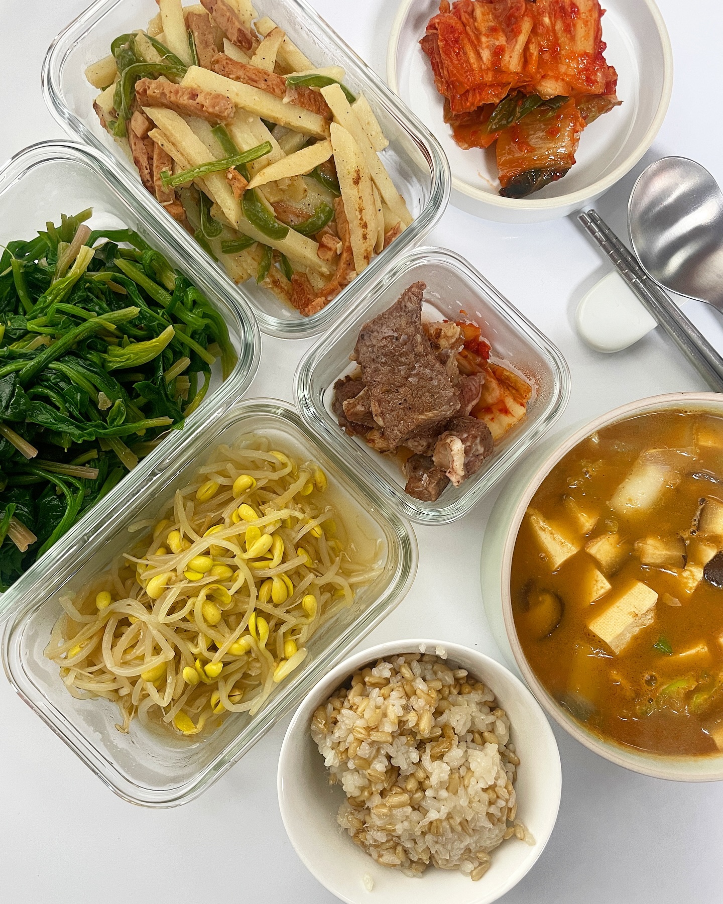 어제 나또된(나오늘또된장찌개)사진 
스토리 올렸더니 많은 분들이 좋아요 해주셨더라구요!!
역시 찌개는 된장찌개 아입니까!!!🧐

제가 하나에 꽂히면 질릴때까지 계속 먹는 스타일이거든요ㅎㅎ
이 구수한 된장찌개는 평생 안질릴거 같단말이죠!!

하지만 단점이 있다면 매번 된장풀고 양념하는게 귀찮은데
새로운 아이템을 발견한 뒤로는 정말 더 자주 먹는 거 같아요

그 새로운 아이템은 바로[다담 고깃집된장찌개 양념]인대요!

다담된장도 많이 쓰실텐데 얜 그것보다는 묽은 편이라
물넣고 소스 넣고 건더기재료 넣고 5분이면 완성돼요

라면만치 쉬워서 요알못님들 꼭 사용해보시면 좋을거같아요
다만 용량이 좀 큰게 단점이자 장점이긴 한데 저는 넘나 만족!

그리고 오랜만에 밑반찬 해서 든든하게 냉장고 채웠어요!

30여년 동안 안먹던 시금치에 뒤늦게 눈떠서 시금치나물도
떨어지면 또 만들고 벌써 연속 3번째 나물무쳐먹고 있답니다😀

감자채볶음은 감자좋아하는 남편을 위해 2통이나 볶았어요

며칠전에 외숙모께서 귀한 김치를 무려 10포기나 보내주셔서
못해먹었던 김치요리들 많이 해서 올려볼게요!! 
맛있는 레시피 기대 많이 해주세요😍