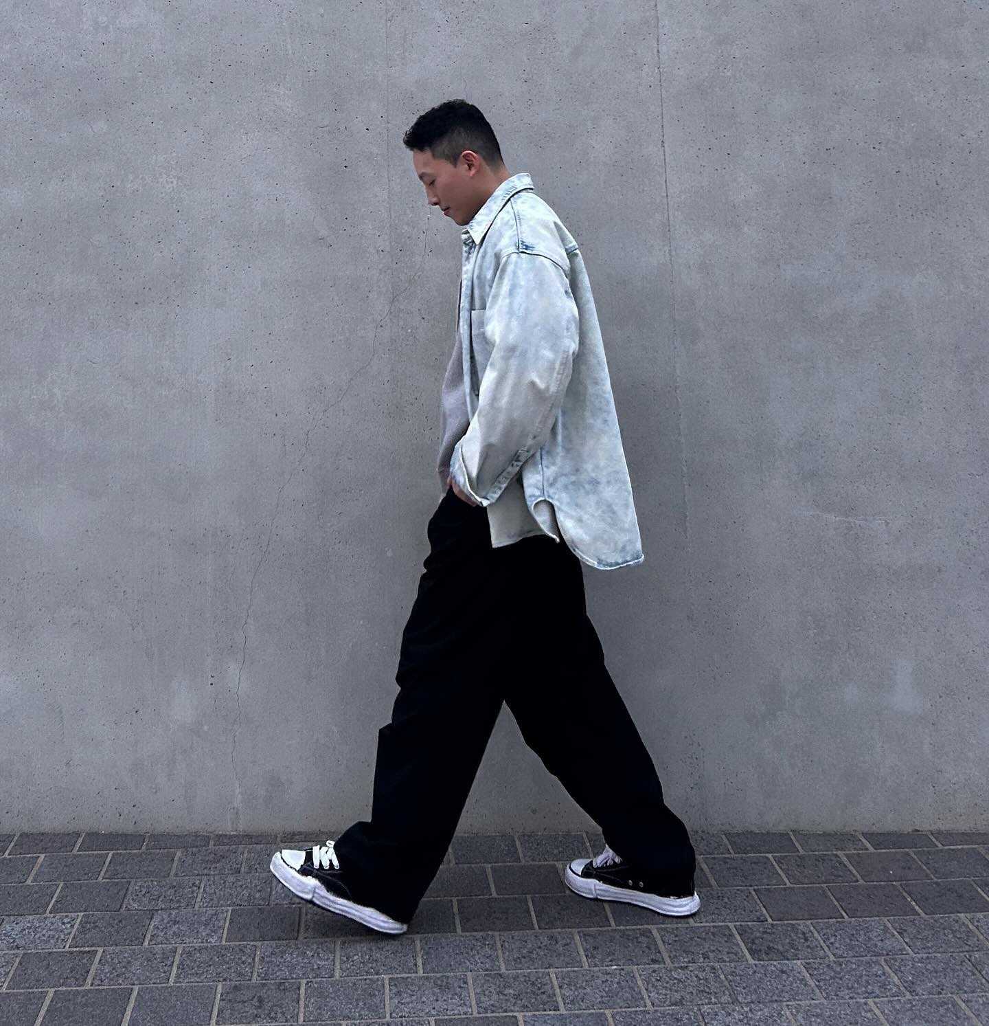#주말루크

맨투맨에 데님셔츠만 걸쳐줘도
기분좋은 날씨 오래갔으면☺️

O : solidhomme 
T : nike 
P : kulte.korea 
S : miharayasuhiro_official