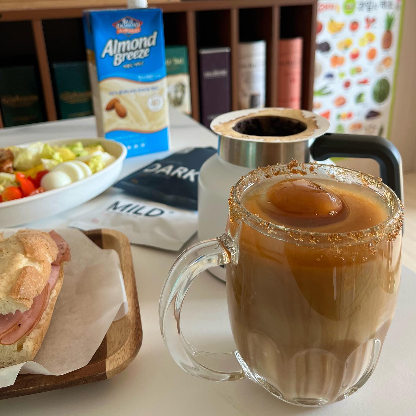 #협찬 #스노우블러썸

넘 좋아서 지인들에게 #드립백선물 하고 싶은 #투투드립백 ☕️ 양도 많아 집안에 #진한커피 향이 가득! 달달한 흑설탕 넣고 만든 환상적인 #커잘알 아몬드 라떼가 진심 맛있었다 🤎 내일은 부드러운 아이스크림에 쌉싸름하게 먹어야지.. 🍨

#웰컴투투백 #드립백 #프리미엄커피 #진한드립백 #로스팅원두 #드립백커피 #고급커피 #로스팅맛집 #커피맛집