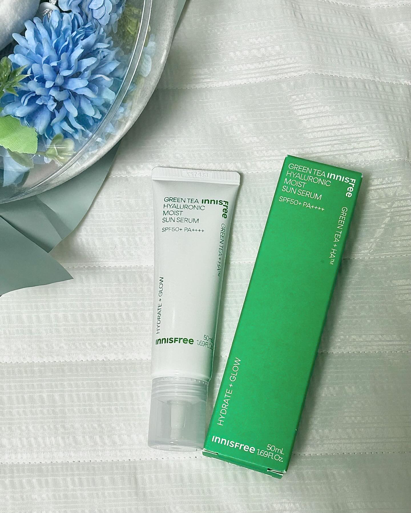 #협찬 innisfreeofficial 

🌿이니스프리 그린티 히알루론산 수분 선세럼☀️

유분기 없이 촉촉하고 백탁 현상 없는 선케어 제품 찾는 분~?
여름이 곧 다가오면서 선세럼 많이 찾으실텐데요! 수부지인 저의 피부에 수분 충전과 자와선 차단을 한번에 해주는 이니스프리 그린티 선세럼 강력‼️추천합니다‼️

수분에센스 성분이 83% 함유된 하이브리드 제형의 선세럼으로 가볍고 산뜻하게 발리는 제형감이에요🫶🏻
저자극 비건 포뮬라로 저처럼 민감성, 트러블성 피부에도 사용할 수 있구요! 선크림 특유의 답답한 발림성이 아니라서 아이들에게도 로션처럼 바를 수 있어 거부감이 들지 않을 제품이에요💚

#이니스프리 #이니스프리선크림 #그린티선세럼 #그린티선크림 #수분선세럼 #선크림추천 #선세럼추천 #선케어추천