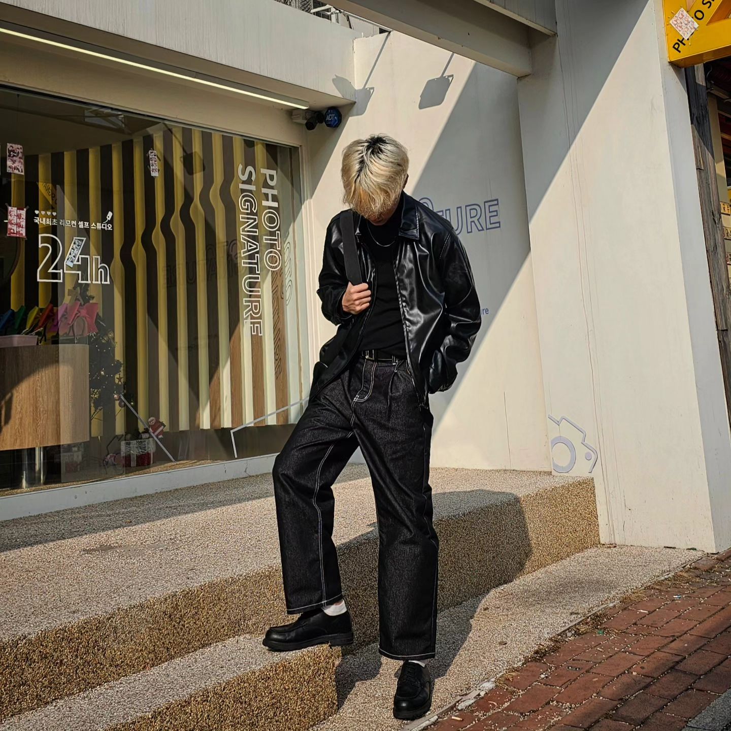 🖤BEST OF BLACK

▪️올블랙은 남자의 기본이죠.

MAIN AD

- outer x cosyharu.co.kr
밀럿 가죽 투웨이 자켓 

- top x cosyharu.co.kr
울스판 베이직 워머 폴라 [Black]

- bottom x cosyharu.co.kr
롤 업다운 와이드 데님 팬츠 

- shoes x -

- bag x cosyharu.co.kr 
모던 미디움 크로스백

Buy x cosyharu.co.kr

PLACE photosignature_official