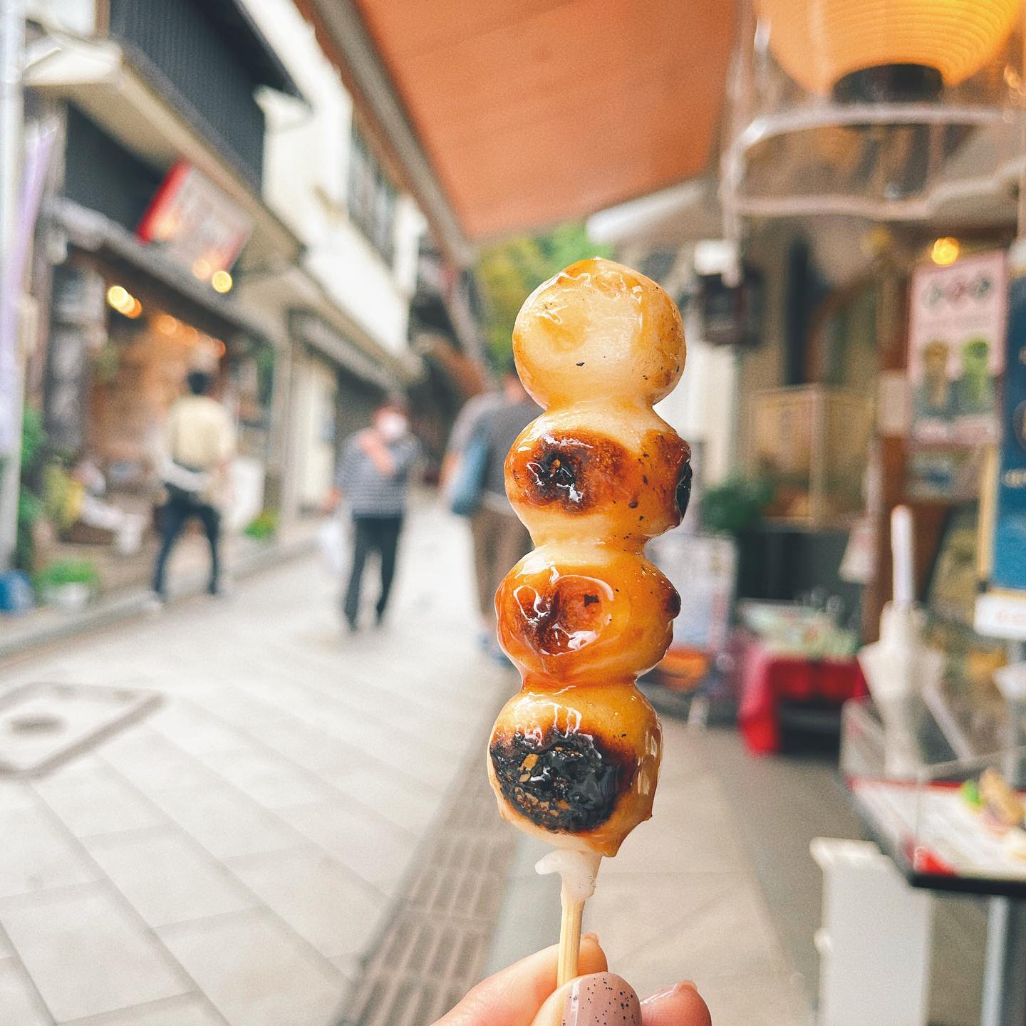 🍡
지난 가을 도쿄여행 중 에노덴 타고 다녀온 가마쿠라 기록:)
도심을 살짝 벗어나 전통일본 감성 느끼기 넘 좋았던 곳이에요. 
전 도심의 큰쇼핑몰들보다 거닐며 아기자기 소소한것들 볼 수있는 거리 상점들 쇼핑이 더 재미있더라고요. 예쁜것들 많이 보며 힐링하기 좋은곳이였어요.

#도쿄여행 #일본여행 #가마쿠라 #에노덴 #도쿄근교 #도교근교여행 #에노시마 #해외여행 #예쁜소품 #당고 #일본당고 #도쿄쇼핑 #여행스타그램