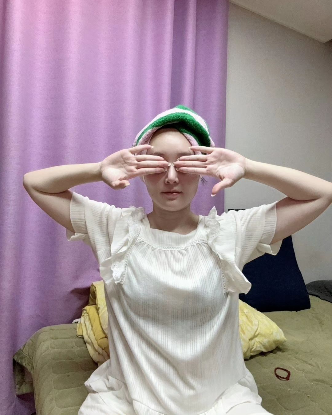 #협찬

📍갤러리아백화점 명품관 WEST 
팝업 내일까지!

🙌 만져보고 구매각 📐나오는 
내 소중한 피부 보호하는 수건
소개합니다. ☺️

🇺🇸 수입한 SUPIMA 실로
국내에서 제작한 프리미엄 타올 👑

면의 캐시미어라는 별명답게
전세계 수확량 단 1% 미만이라고. 🫢

50*85 넉넉한 사이즈! 🙌
40*70 이 그냥 타올이라면,
키리키리리빙 수피마 타올은
차원이 다른 🤔
(유명한 커피 CF 문구가 생각나는..)

✔️ 머리에 돌돌 말고 말려도
금세 마름. 긴 머리 빵긋 🤗 솔깃👂

🔥 패셔니스타 연예인 이혜영님과의
콜라보레이션답게, 
감각적인 컬러 조합 💜🖤🩷

나는 아이디 보고
워터멜론 스트라이프 보내주셨나?
센스 🫧

다크하바나, 텐저린트리도
하나의 작품을 보는듯한데. 🫶
모든 디자인.. 소장가치 말모! ❤️‍🔥

모델컷 따라했는데
음.. 음.. 여기까지. 🍉

#이혜영키리키리 #베개커버 #수피마수건 #호텔타올 #신혼집인테리어 #키리키리리빙 #프리미엄수건 #먼지없는수건 #키리키리타올 #끼리끼리 #부드러운수건 #호텔수건40수 #냄새안나는타올 #아기수건 #연예인수건 #프리미엄타올 #명품수건 #갤러리아백화점수건