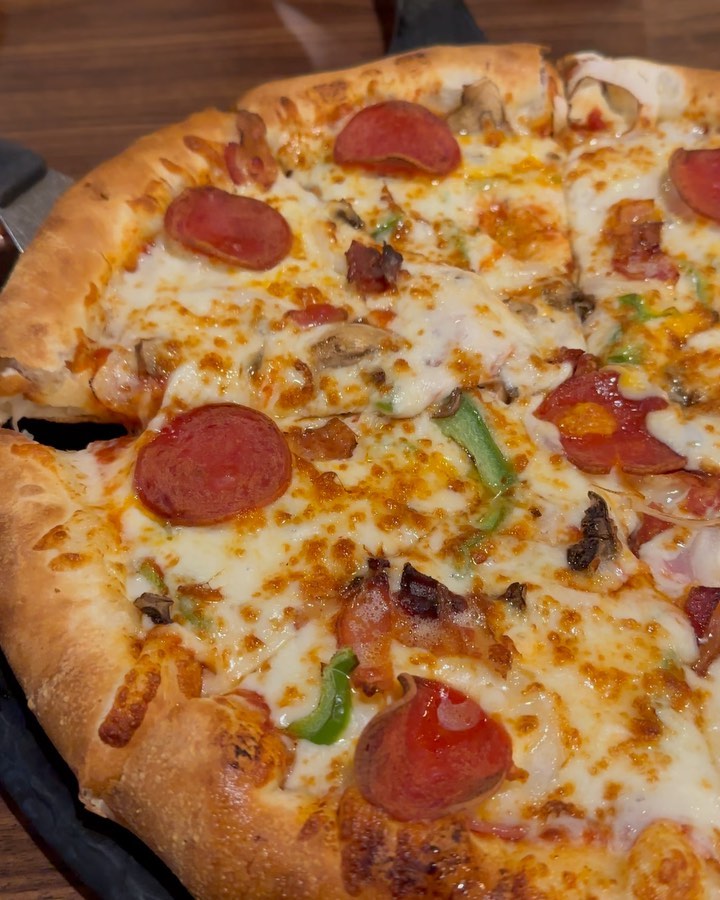 #이재모피자 

📍부산 중구 광복중앙로 31

부산 가면 꼭 와야할 피자집 🍕🍕

부산에만 있는 이재모피자 말해뭐해 존맛탱 ㅠㅠ 

캐치테이블로 웨이팅 가능

피자 치즈가 다른곳에 비해 완전 부드럽고 잘 늘어남 👍

그냥 미쳤음 냄새부터 미쳤음

그냥 기본 피자 같지만 피자 도우도 쫄깃하고 치즈가 짜지도 않고 부드럽고 진하고 그냥 말로 표현 안됌 😭😭

이재모 피자때문에 부산사람 하고싶어요…🍕🩷🩷🩷

#이재모피자 #부산이재모피자 #부산역맛집