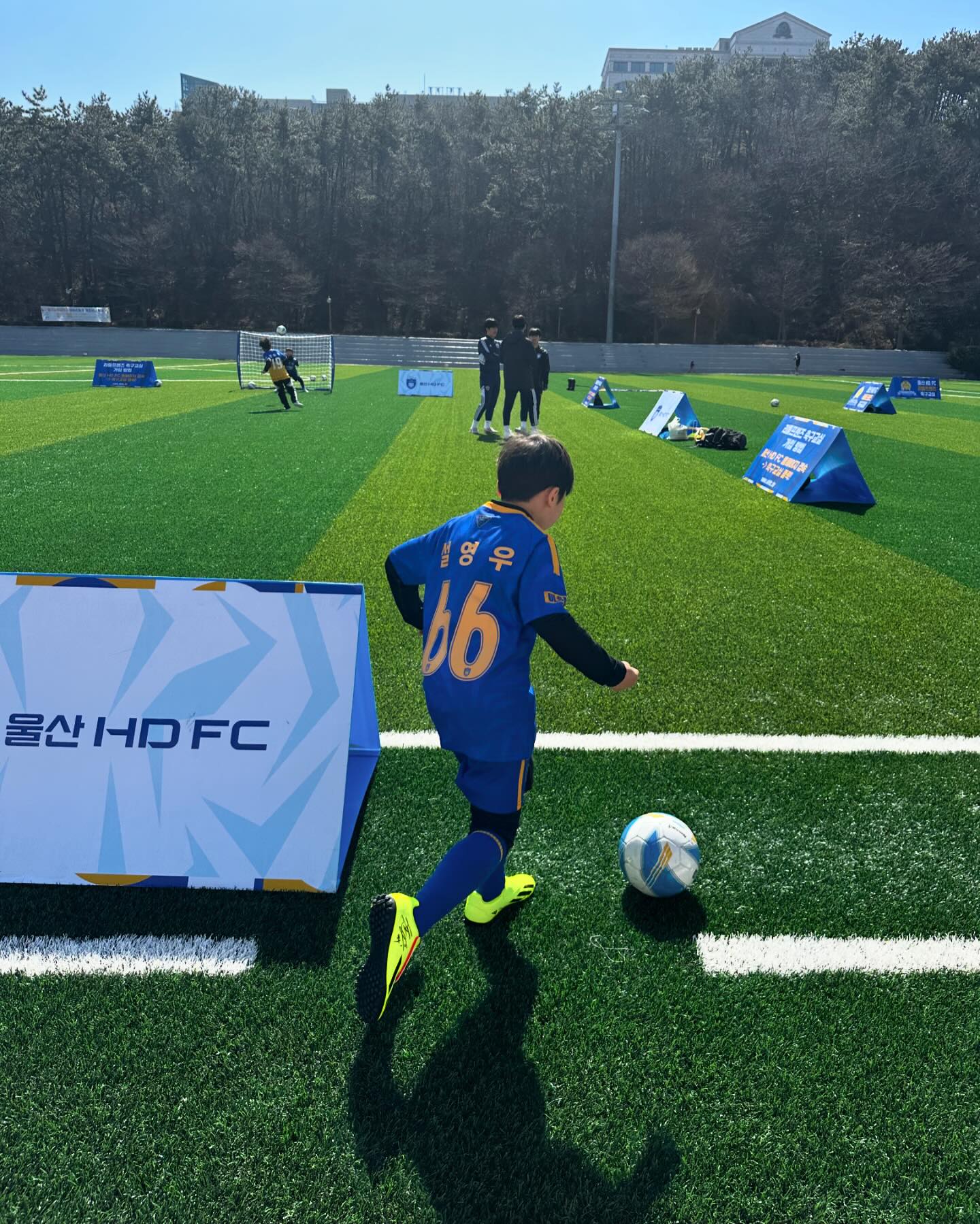 울산HDFC리틀프렌즈 축구교실⚽️💙💛
⠀
즐거운 주말 시작은 “울산HDFC리틀프렌즈”⚽️
축구교실과 함께!.!
⠀
코치님들과 함께라면 언제나 행복한 축구돌이⚽️
칭찬 듬뿍 해주시고, 찐 미소 장착해주셔서
항상 감사합니다🫶

리틀프렌즈 축구교실과 함께라면
“플레이어 에스코트”까지 가능하니 최고!.!💙💛
⠀
울산HDFC 리틀프렌즈 축구교실⚽️

uhdfc_littlefriends 
uhdfc_1983 
⠀
#울산hdfc리틀프렌즈#울산hdfc리틀프렌즈 #울산HDFC#울산축구교실#UHFC#울산현대#울산현대축구단#문수축구경기장#문수구장#울산과학대학교#축구교실#울산어린이축구교실#울산아이와가볼만한곳#k리그