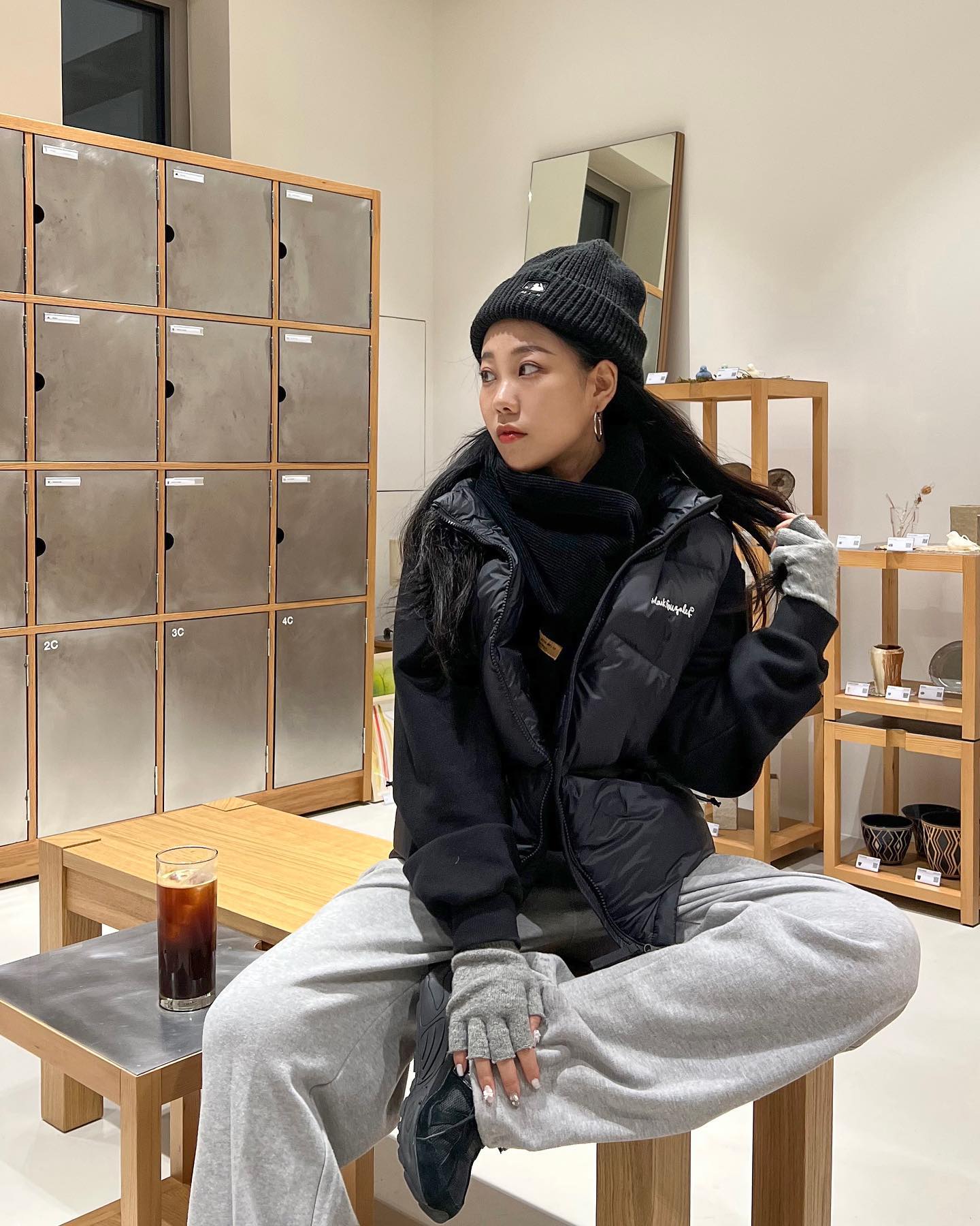 #협찬 
얼죽아 아닙니다
뜨아 매우 즐김
나이먹으니 라떼도 즐김

markgonzaleskorea 

📌마크곤잘레스 DIAGONAL DOWN VEST _BK_90(S)

사람 마크곤잘레스는 간지짱 프로 스케이터였습니다...
그 사람 마크곤잘레스가 슈프림, 아디다스 아트디렉터하다가 미국 스트릿패션브랜드를 이름걸고 만드신거였더군요
역시 이름을 남기고 싶으셨던거죠 
궁금해서 마크곤잘레스가 존잘레스일까 찾아봤지만 말 아끼겠습니다

✅다운백 사용으로 털빠짐 방지
✅밑단 내부스트링&스토퍼+암홀잡아주는 디테일
✅ 투웨이 YKK지퍼&모노그램안감

✨11/17~12/3✨
마크곤잘레스 블프 40%할인진행중!
다양한 겨울템구경하러 온라인스토어로~~~

#마크곤잘레스 #마크곤잘래스 #마곤 #마크곤잘레스패딩 #다운베스트 #패딩조끼 #markgonzales