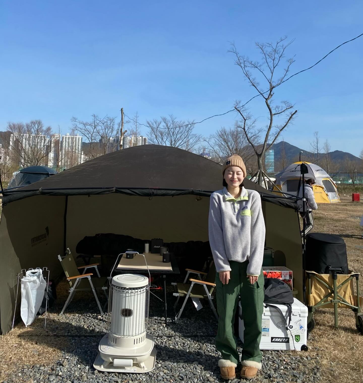 캠핑은 언제나 절거워😆
오랜만에 가까운 곳으로 단촐하게 나갔던 봄(?) 캠핑⛺️

몇 일 사이 갑자기 기온이 뚝 떨어져 꽤 추웠지만
구름 한 점 없는 해 쨍 맑은 날씨라 -
낮에는 내리쬐는 따스한 햇볕을☀️
밤에는 또렷이 보이는 수많은 별을 볼 수 있었다🌟

캠핑 가고싶다는 쑥이를 위해 접대캠을 준비했지만
오히려 이것저것 더 많이 준비해온 차칸 쑥공이👸💕
담에 더 좋은데로 또 가자~! (한 자리 남아요.. 😏)
