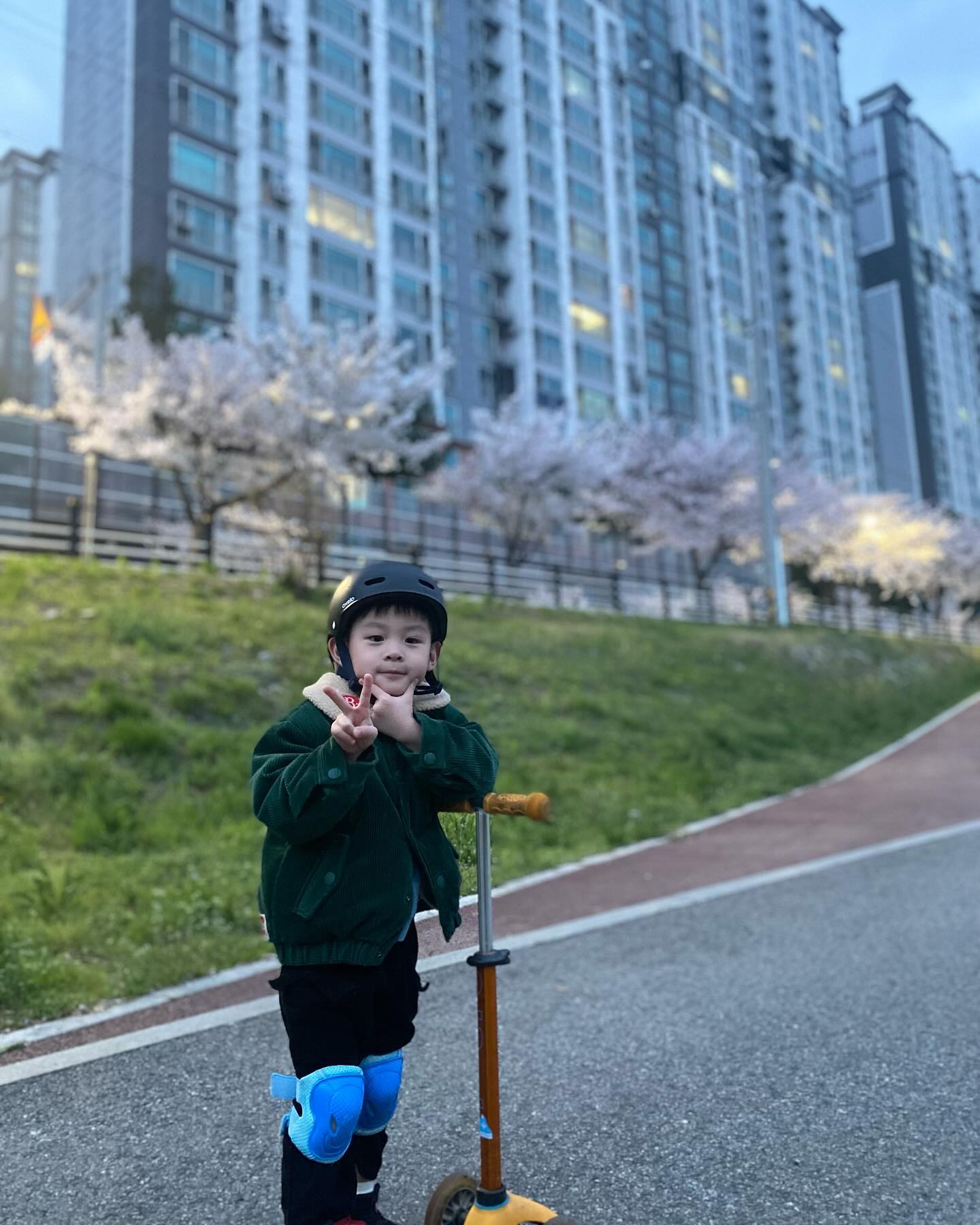 🌸 아가덜이랑 밤산책☆.｡.:*

정말 오랜만에
서준이랑 가은이랑
셋 이서 나간 밤산책 ♪( ›◡‹ )

아가였던 게 엊그제 같은 데
벌써 이렇게 커서 혼자서 킥보드도 타고
멋있게 포즈도 취하고

빨리 크는 게 아쉽다 가도
얼른 안 크나 싶기도 한
아이러니한 마음🌗

그냥 오늘이 너무 즐거웠던 순간❤️

아이스크림 하나로도 
행복한 너희들 보니
너무 욕심내지 않아야 겠다 싶다☺️

사랑해❤️❤️