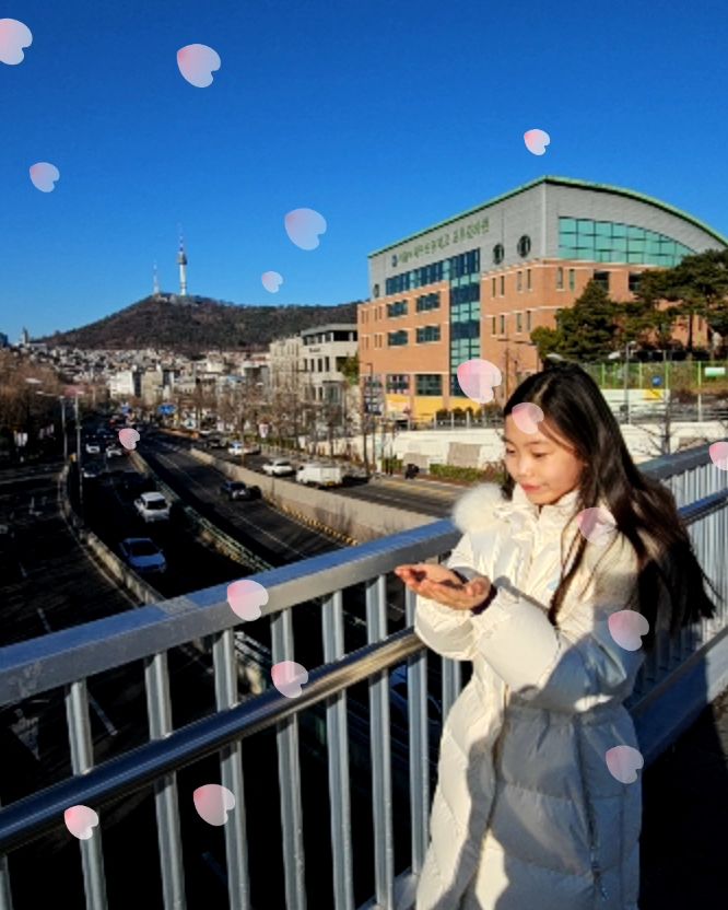 #협찬 noksapyeong_ar_bridge

녹사평역엔 24시간 무료개방 AR사진을 찍을 수 있는 포토존이 있답니다😆
QR코드 찍으면 다양한 배경을 만날 구 있어요

한겨울에도 벚꽃이 휘날리는 마법샷 🌸 

용산구청에서 진행하는 AR체험 박람회인데 🌃 야경도 예쁠 것 같아요
슈퍼문 배경도 있더라구요🤍

날이 추워서인지 하늘이 맑아서...서울N타워가 잘 보였어요

이태원 클라쓰로 유명한 녹사평육교에서
재미있는 사진 남겨보셔요😍

#녹사평AR브릿지 #녹사평인생샷 #녹사평육교AR #이태원핫플 #녹사평AR포토존 #팝스라인