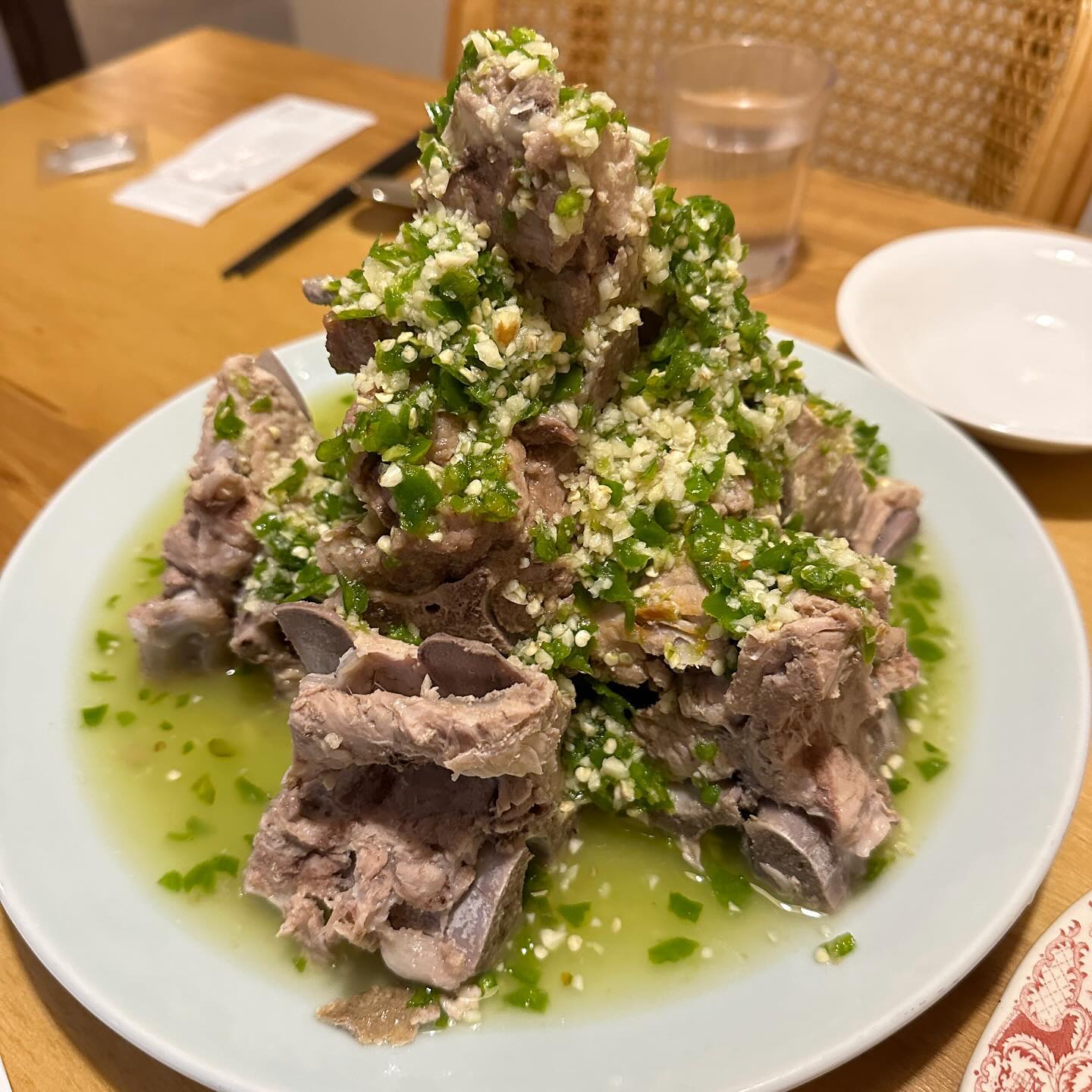 진해에도 있는 타이 음식점👍
방콕 산장에 다녀왔다!

랭쌥 나시고랭 쏨땀을 시켰구 음식은 손님이 없는 시간에 예약을 해서 5분도 안되서 다 나왔다🤣🤣

일단 전체적으로 한국화가 잘되서 호불호가 없을 느낌이었다
다만 랭쌥에 있어야 할 새콤한 맛과 고수의향이 없어서 그저 등뼈찜 같은 느낌이 강했다...🥲

아무래도 향신료에 호불호때문이겠지만.. 그맛에 먹는건데 그게 너무 아쉬워버렸다...

그래도 분위기도 괜찮고 가격도 서울의 전문점들에 비해 착한가격들이라 좋았다😀😀

담엔 푸팟퐁커리를 먹어보는 것으로😘😘