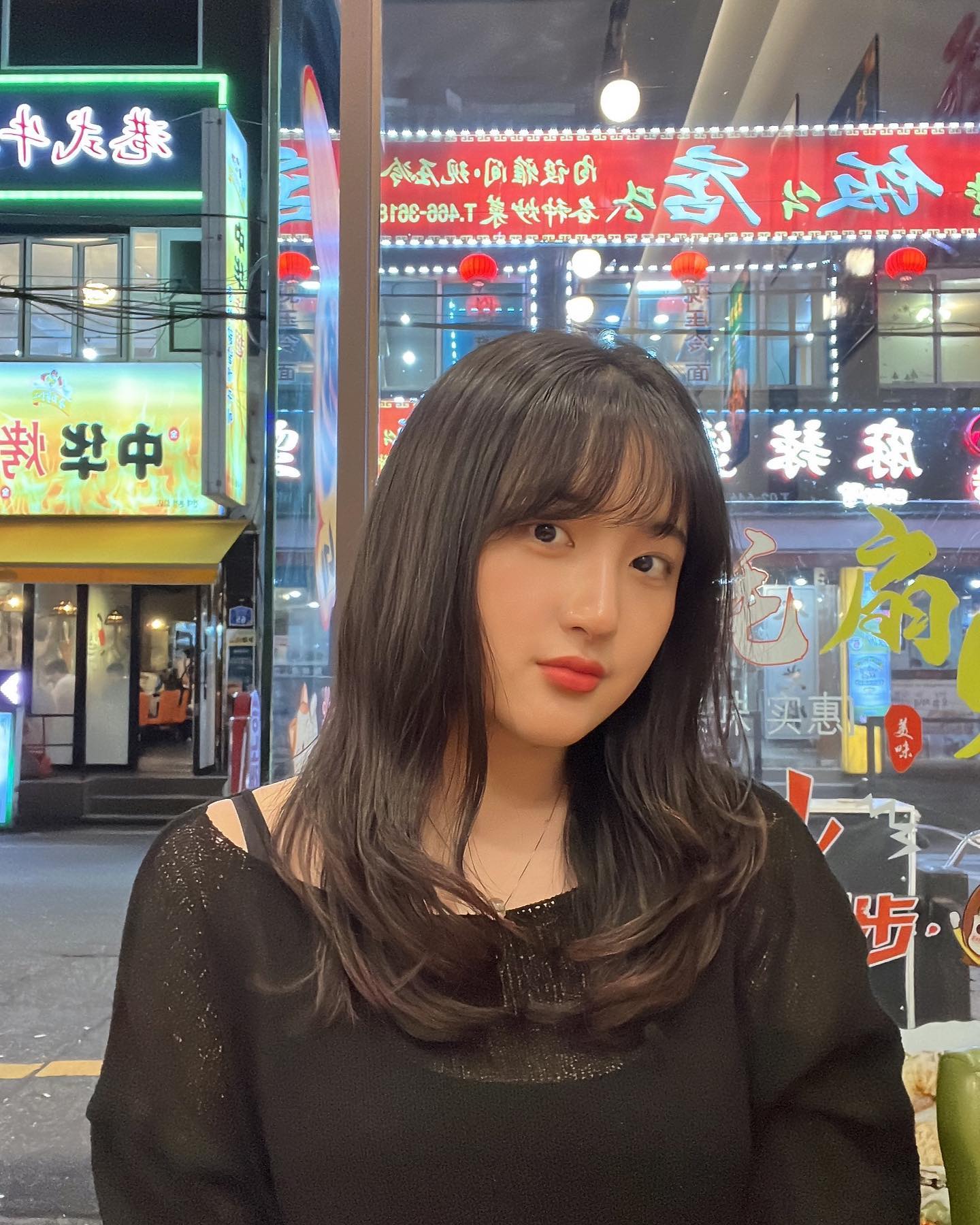 #머리자랑 #로위이수역점 

먹스타에서 급 머리 자랑하는 글ㅋㅋㅋ 머리 짱 잘나왔죠?

로위 이수역점 도지혜 디자이너님이 해주셨는데 저의 산발 머리(맨 뒷장에 머리전 사진 있어요 ㅋㅋ)를 산뜻하고 차분하게 바꿔줘서 넘 고맙..❤️

레이어드 펌에 C컬펌하고 싶어서 이런 스타일 전문으로 하는 분 찾아갔는데 왕 만족스럽네요

다들 가을 맞아 머리하세요😆 

#로위미용실 #도지혜디자이너 #로위도지혜 #이수역미용실 #이수역미용실추천