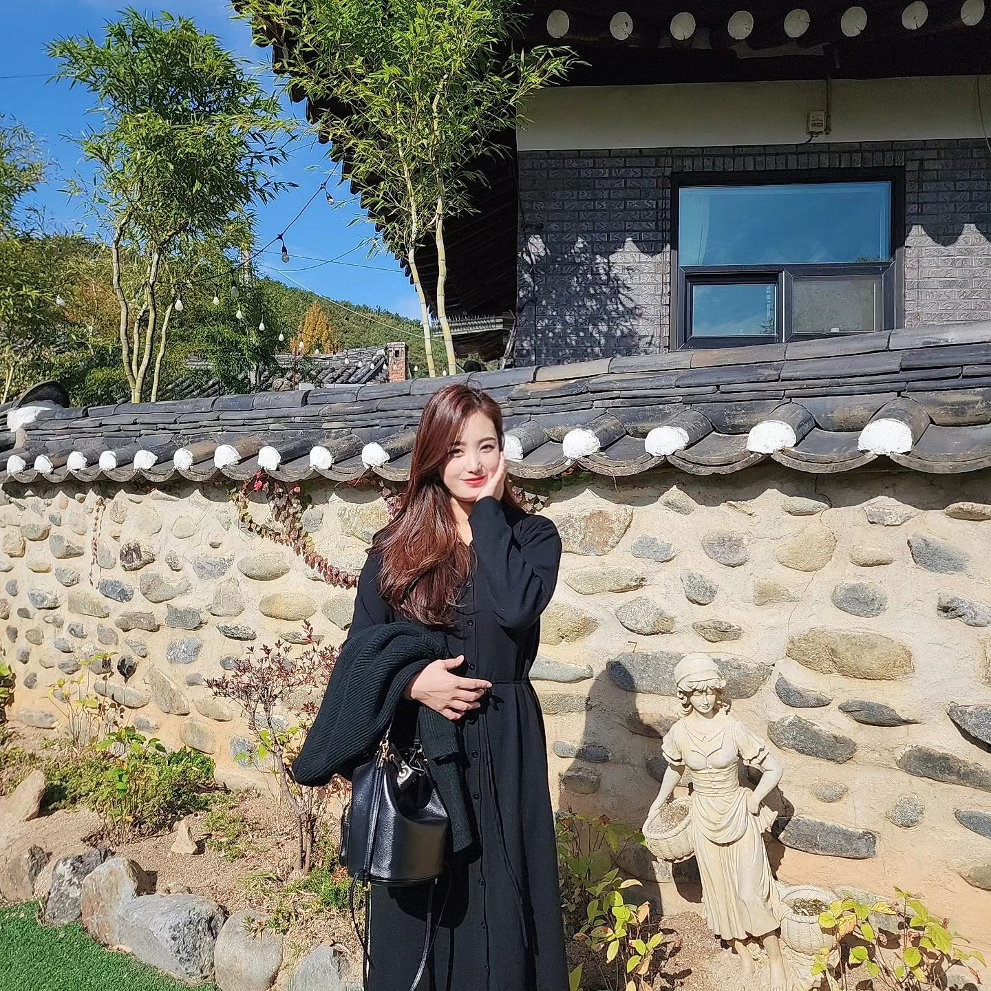 행복한 일은 매일 있어❤️

가을이랑 한옥분위기 너무 잘어울리는
#쌍청고기마을 그리고 #하늘만큼카페
산책로가 너무 예쁜 힐링코스😍😊
벌써 끝나가는 아쉬움 가득한 가을 만끽하기!!! 
가을 빠이~~~

#대전맛집 #판암동맛집 #판암동카페
#대전한옥 #대전한우 #대전한우맛집
#대전가볼만한곳 #대전데이트
#행복한일은매일있어 #타린 #노래좋다