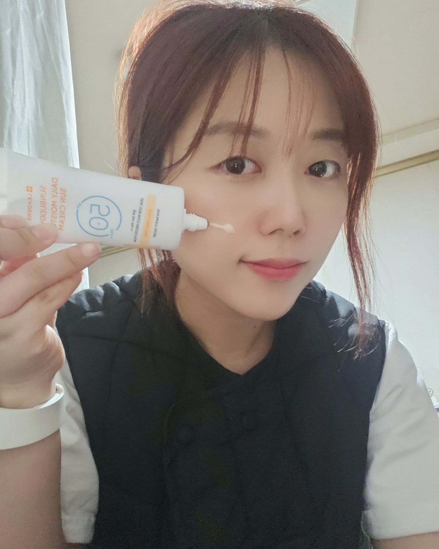 #협찬

사계절내내 없으면 안되는 선크림.
백탁현상없고 투명하게 피부에 밀착되는 그런 선크림 없을까?
요기 있지!!!😀

리더스코스메틱의 썬버디데일리모이스처선크림.
 올케어 자외선차단제.
UVA / UVB 멀티 프로텍션으로 실내에서 실외까지 자외선이 닿는 모든 장소와 상황에 맞춤형이라구요!
마치 에센스를 바른거같은 촉촉함에 번들거림없는 수분광이 이렇게 예쁠수가!
급하게 외출해야할째 선크림 하나 바르고 나가도 될 정도로 ㅊ피부가 굉장히 건강해 보인다구요!
백탁현상 없이 투명하게 피부에 밀착되어 피부결과 톤을 자연스럽게 보정해주니 이거 바로 내가 찾던 바로 그 선크림이네요. 
이제 햇빛이 강해지는 시기가 오는데 챙겨보자구욧!

leaders_cos

 #리더스코스메틱 #썬버디데일리모이스처선크림 #자외선차단제 #선크림 #자외선 #톤업선크림 #촉촉한선크림