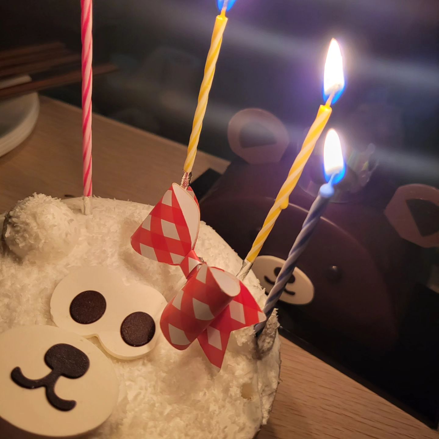 14살이냐 13살이야 고민했던 큰딸생일
2010년생 중1
원래는 14살인데 법바껴서 13살인것같우~

생일 미리 축하한다~♡
내일이 원래 생일이지만
저녁식사 같이할수 있는 오늘 미리 생일축하하기♡
사춘기의 터널을 건너고있는 너
감정의 기복이 눈에 보이긴하지만 그래도 기본이 밝은 아이라 감사하다~!

귀여운 케잌을 두개나 사온 아부지...
ㅋㅋㅋ😆
케잌사랑 누군가의 생일이 오기만을 너무나 기다리시는 분
오늘 제일 행복하신분같음^^;;