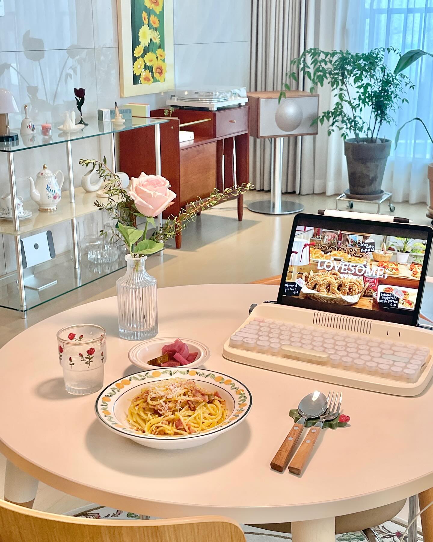 청란으로 만든 리얼까르보나라🥚💛

갑자기 청란이 많이 생겨서 계란 요리를 많이 먹고있는데
이번엔 까르보나라 파스타 만들었어요 :)

개인적으로 크림소스로 만든 까르보나라보다
계란소스로 한 까르보나라를 좋아해요ᰔᩚ 

소스 만들면서 치즈 갈다가 엎어버린건 안비밀😂
(소스는 계란 2개+같은 양의 파마산치즈+후추 많이!)

청란으로 하니까 비린 맛도 안나고 더 고소했어요👍🏻